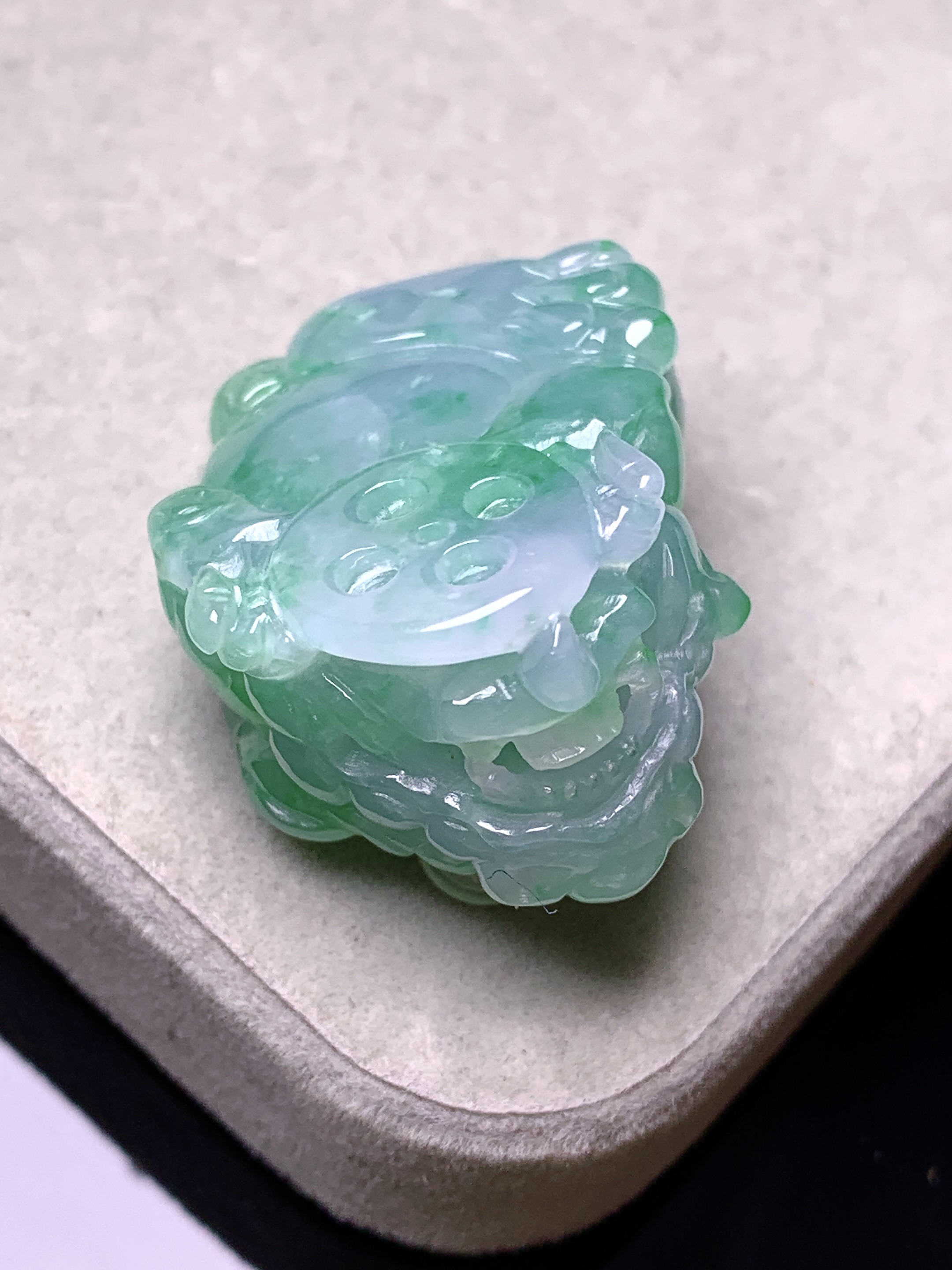 飘绿貔貅吊坠 玉质细腻 色泽艳丽清新 水润亮眼 整体尺寸34*25.6*16.3a2