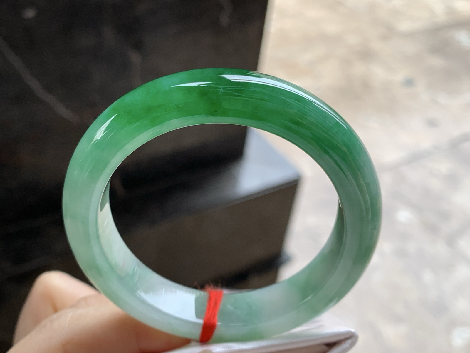 53-12.3-9

辣绿色手镯^_^底子细腻 绿色浓郁