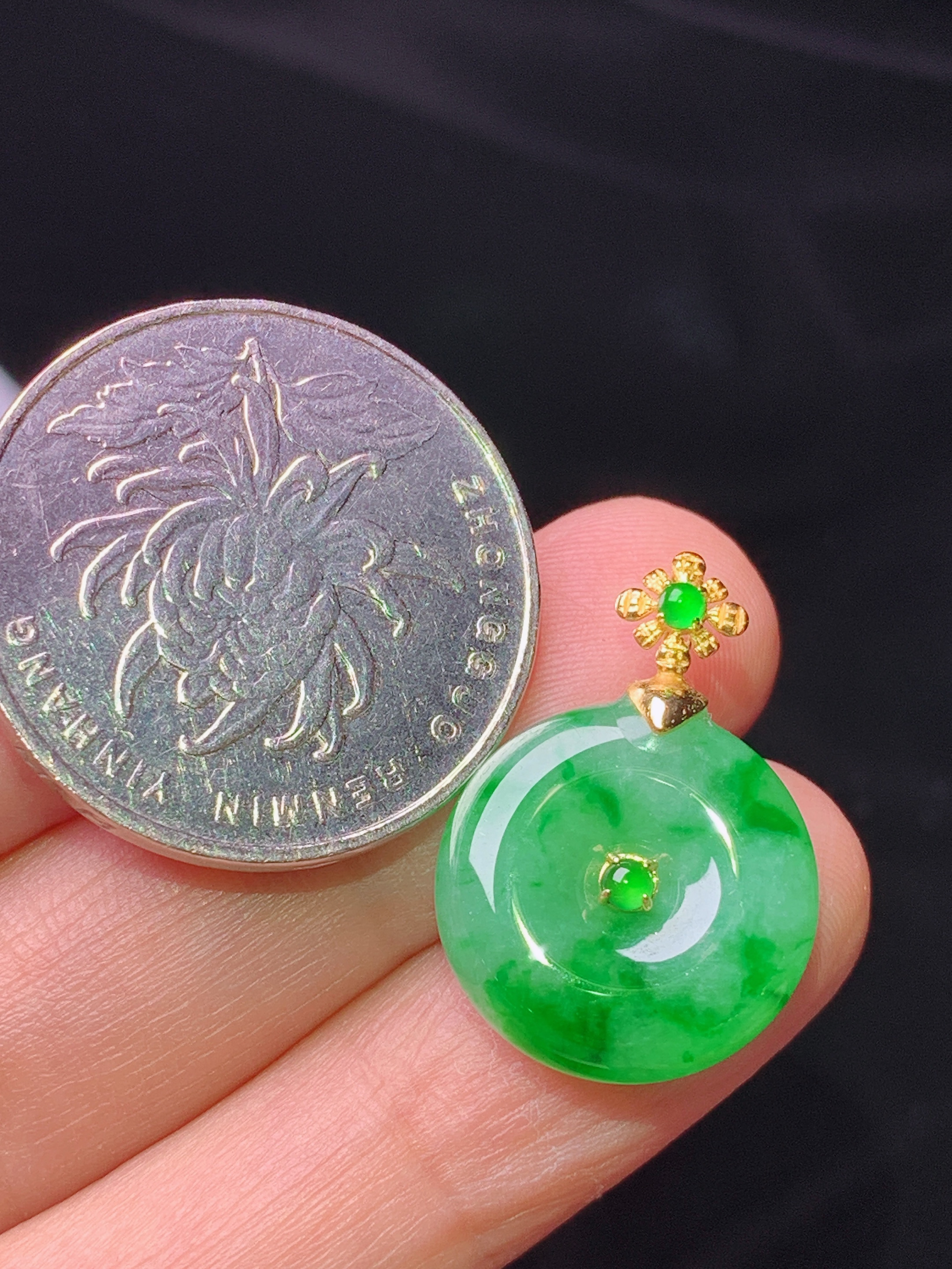 18k金钻镶嵌飘绿平安扣吊坠 玉质细腻 色泽艳丽清新 水润亮眼 整体尺寸22.6*16*5.5z1