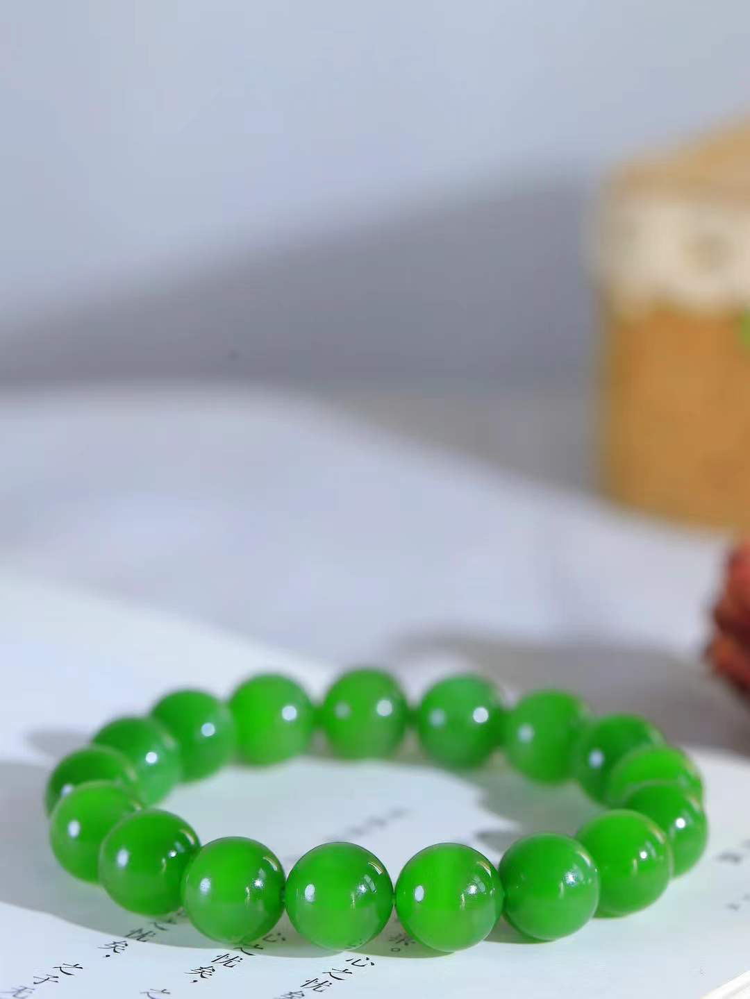 【珠圆玉润.手串】

精品️和田玉碧玉猫眼珠圆玉润手串 玉质温润细腻  整串打磨圆润，佩戴舒适。珠