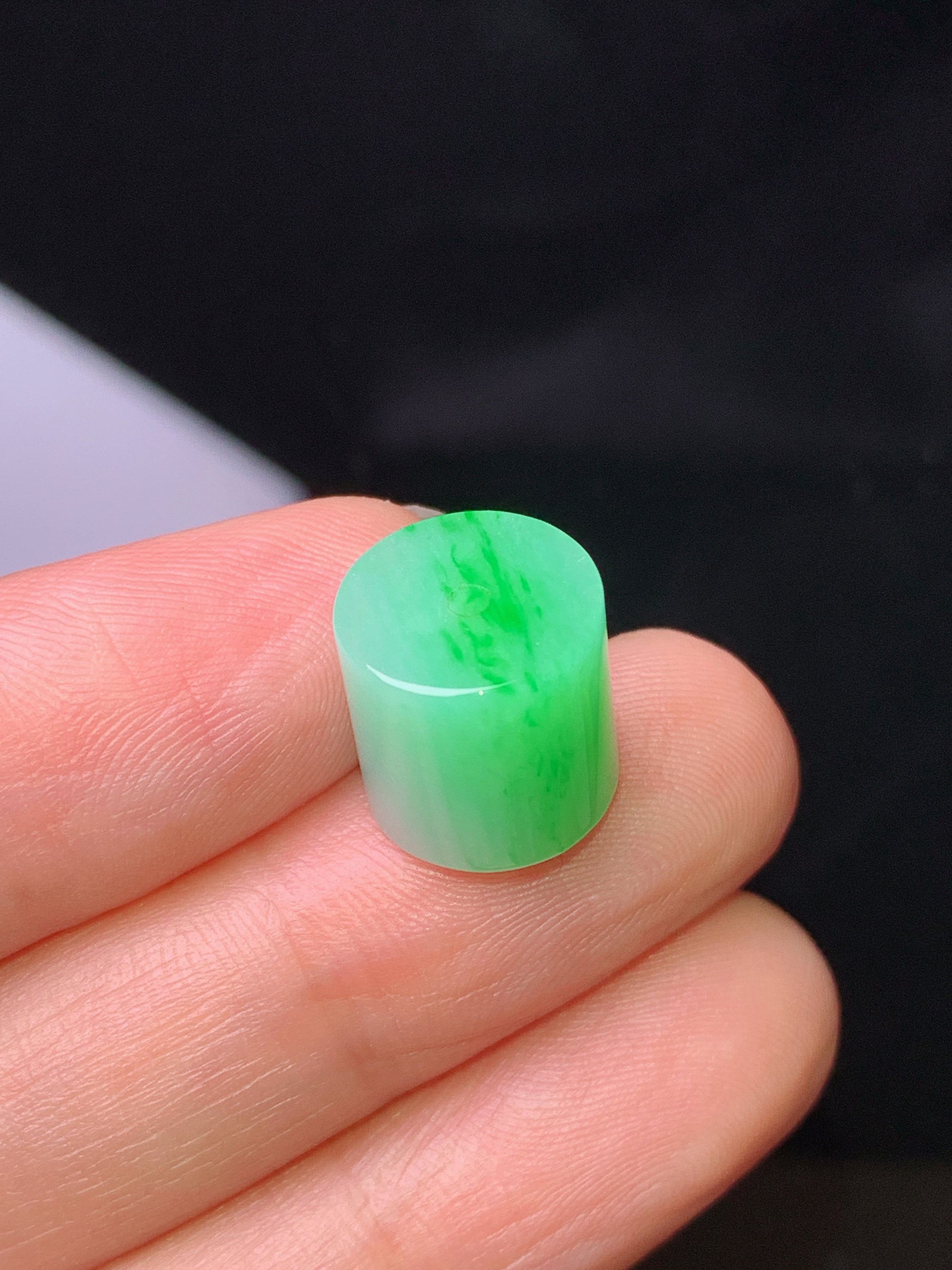 飘绿路路通吊坠 玉质细腻 色泽艳丽清新 水润亮眼 整体尺寸11*11*10.8z1