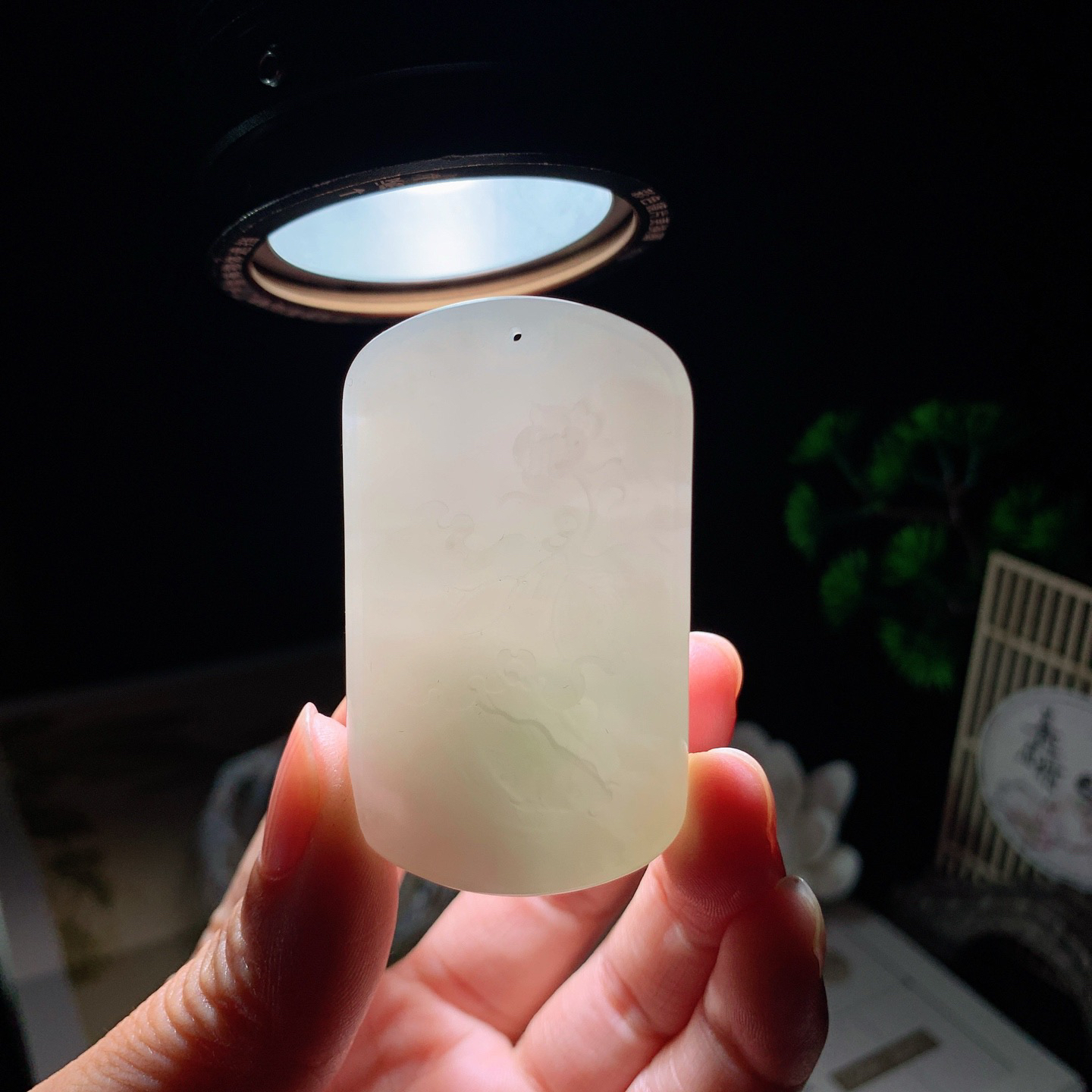 和田玉青海料翠加烟紫花开富贵挂件！尺寸56/32/12重50.5克 玉质细腻油润 底色纯净 脂粉好，品质好。lt260401