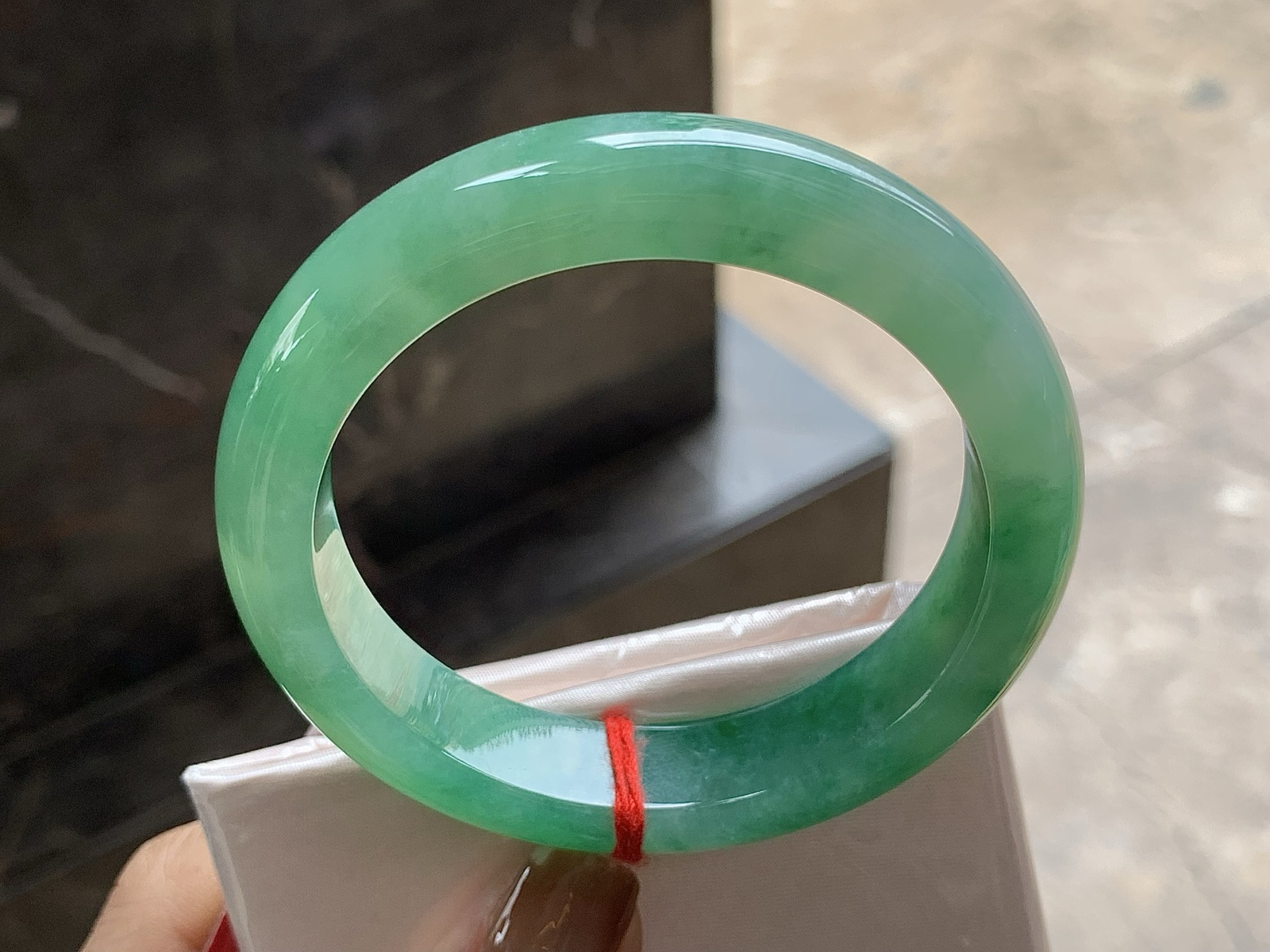 54.5-12.6-8.6

带色手镯^_^ 颜色浓郁～ 细腻清爽