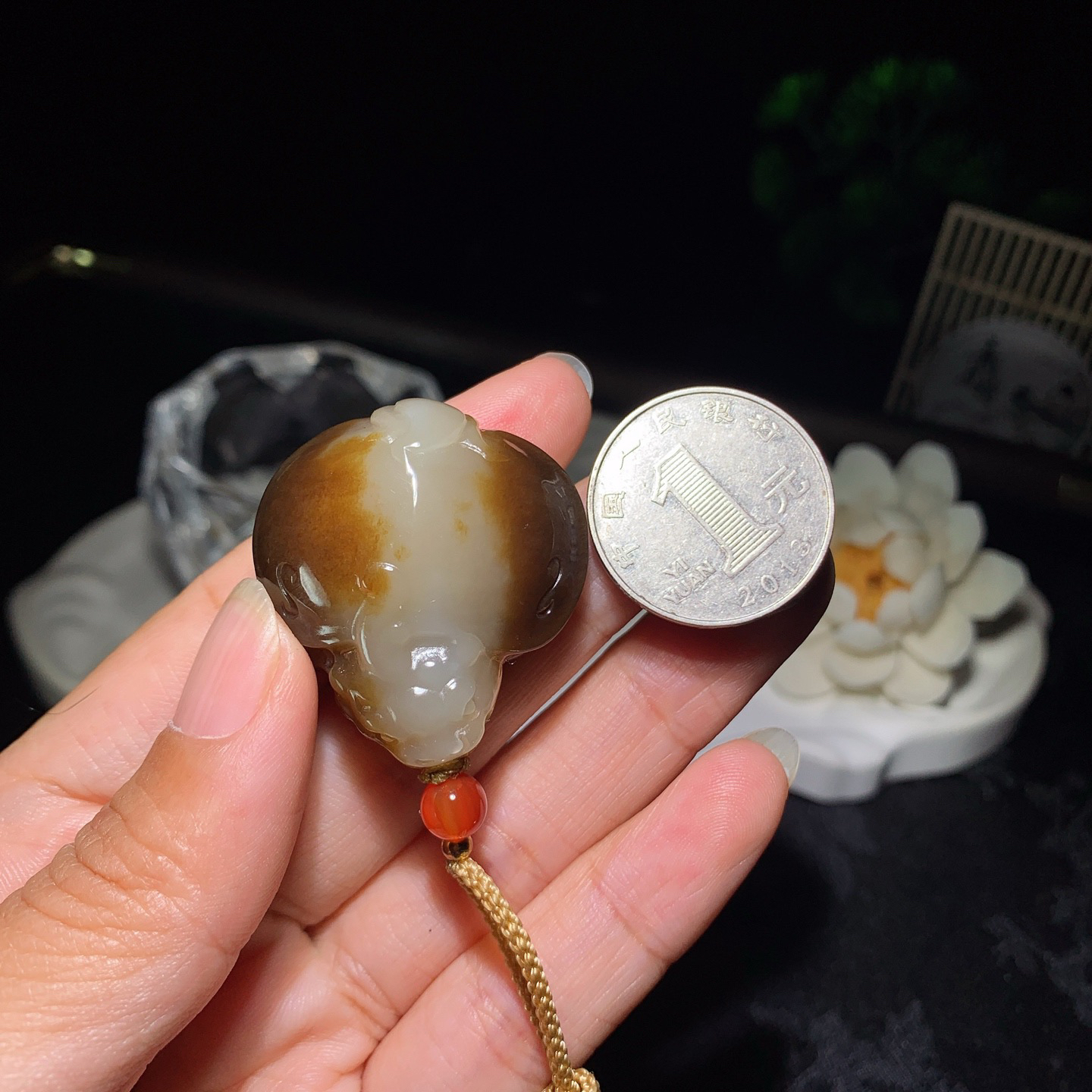新疆和田玉且末糖龙龟挂件。尺寸34/32/17重27.5克 玉质细腻油润 底色纯净 脂粉好，品质好。lt260401