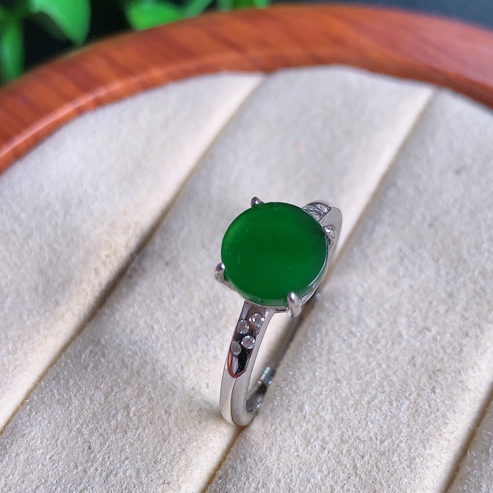 冰润满绿精美环形翡翠戒指  玉质细腻  冰清玉润  飘花灵动  颜色漂亮  W481.31  内径尺寸：17.5-8-4.5mm  裸石尺寸：8mm