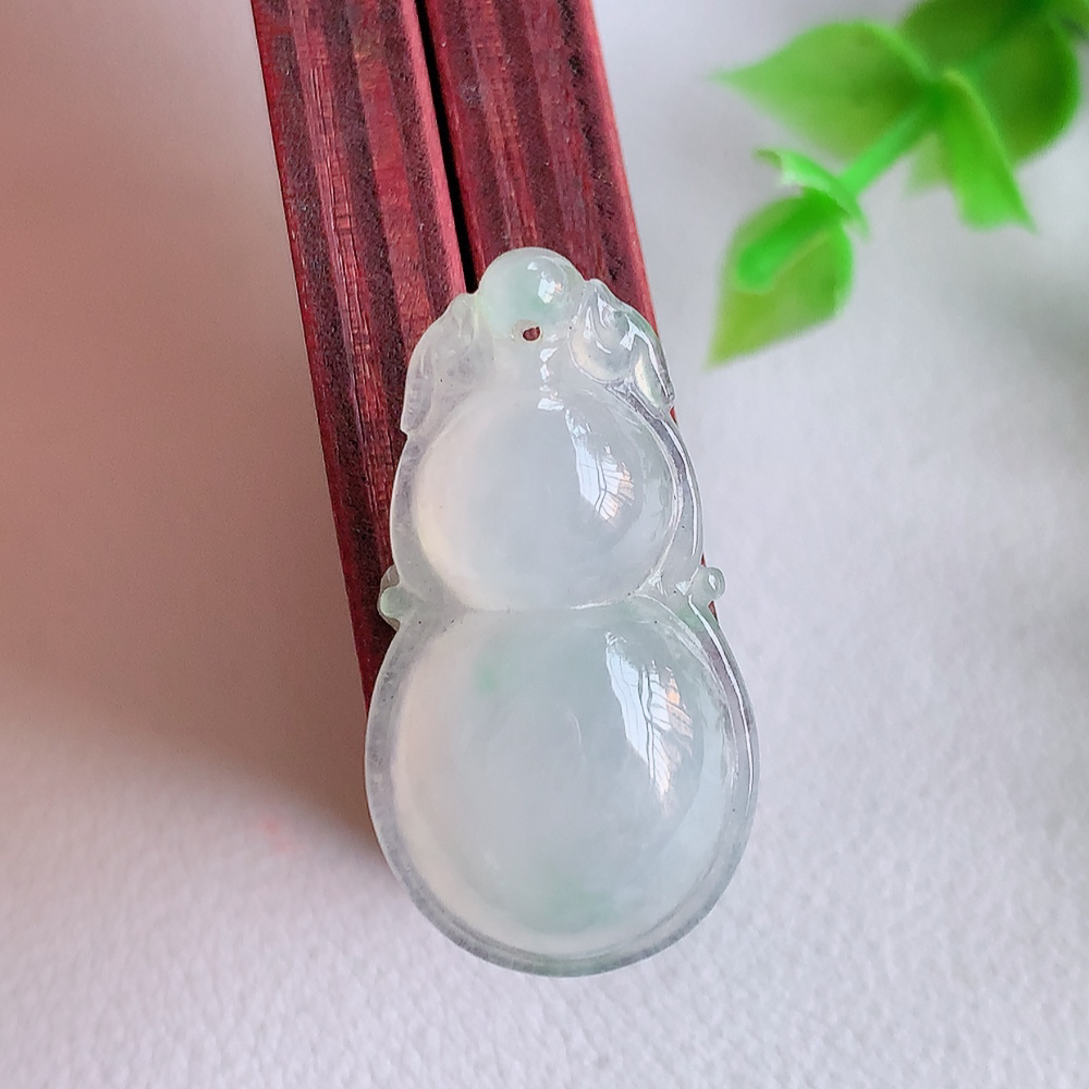 冰润葫芦翡翠吊坠  寓意“福禄双全，加官进爵，财源滚滚” 莹润通透，抱满大气  清新脱俗    W357.31  尺寸：28-15.2-6.2mm