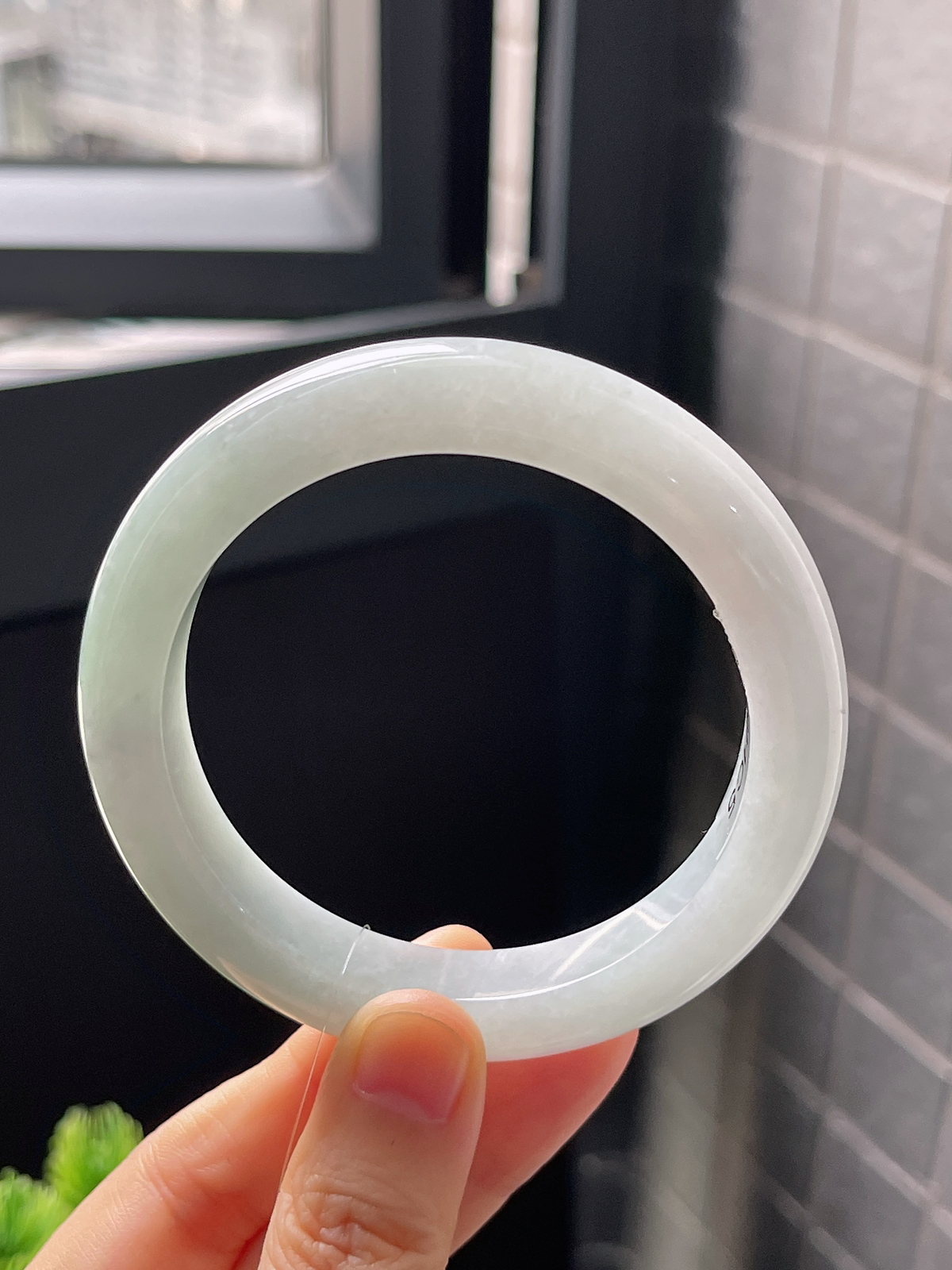 正圈56.7圈口，翡翠糯化种淡绿色手镯