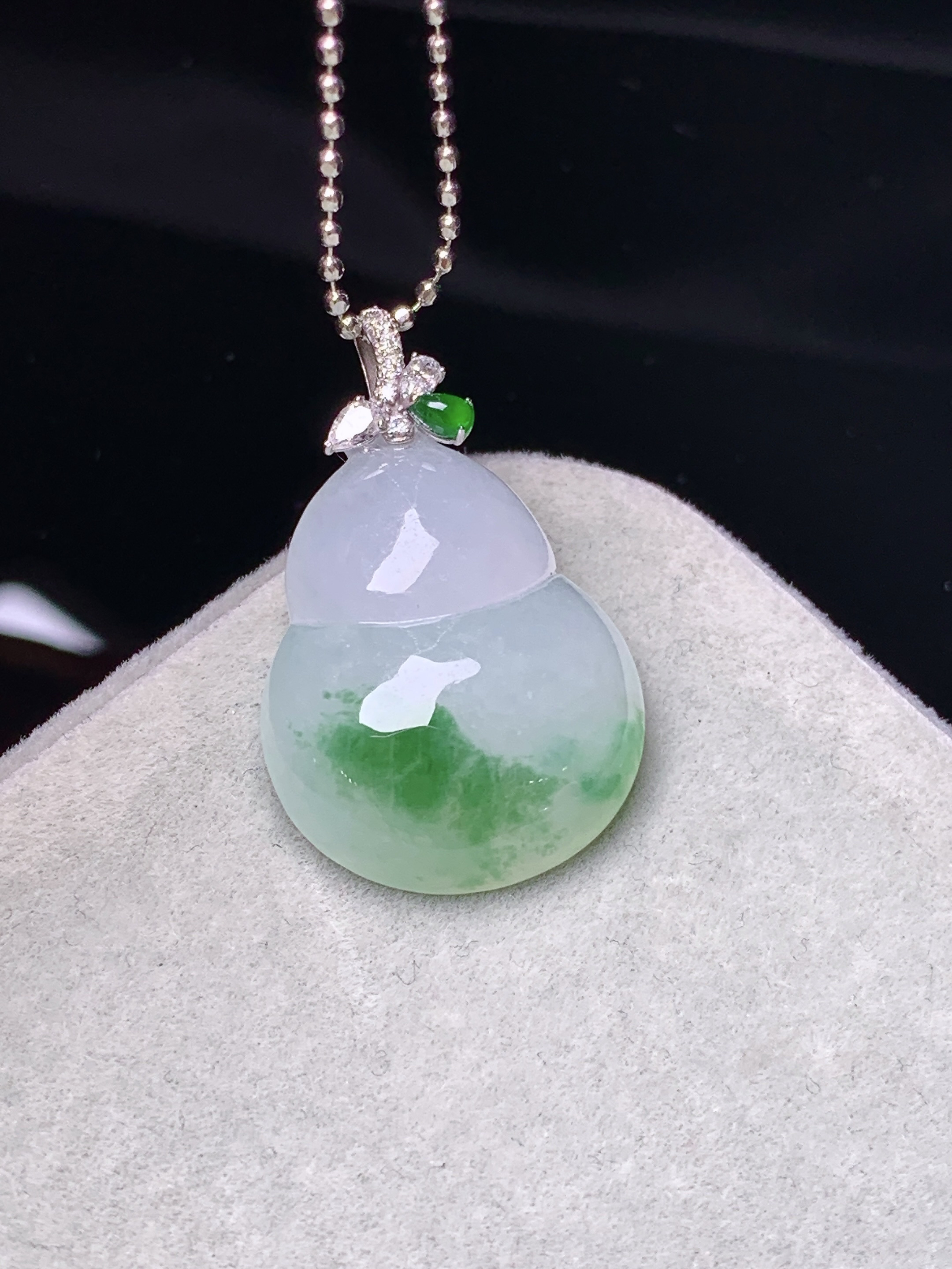 18k金钻镶嵌飘绿葫芦吊坠 玉质细腻 色泽艳丽清新 水润亮眼 整体尺寸26.2*16.8*6e1