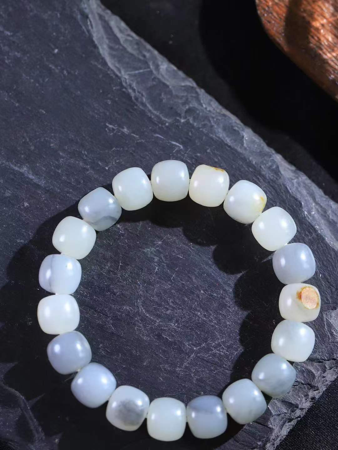 （老型珠.手串）

新疆和田青花籽料老型珠手串，玉质细腻油润 饱满光滑 质朴无华，悠远简单，人心境界远，百世修炼深，心灵常驻善意持，觉悟人生百世修。重35克    尺寸取一9.4-10.2mm    10352800A