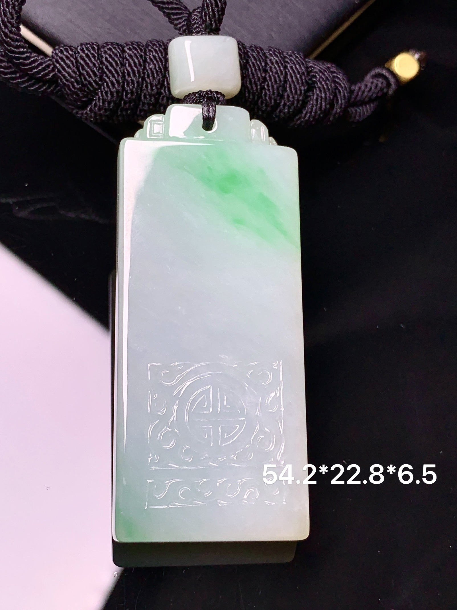 飘绿无事牌吊坠 玉质细腻 色泽艳丽清新 水润亮眼 整体尺寸54.2*22.8*6.5L1