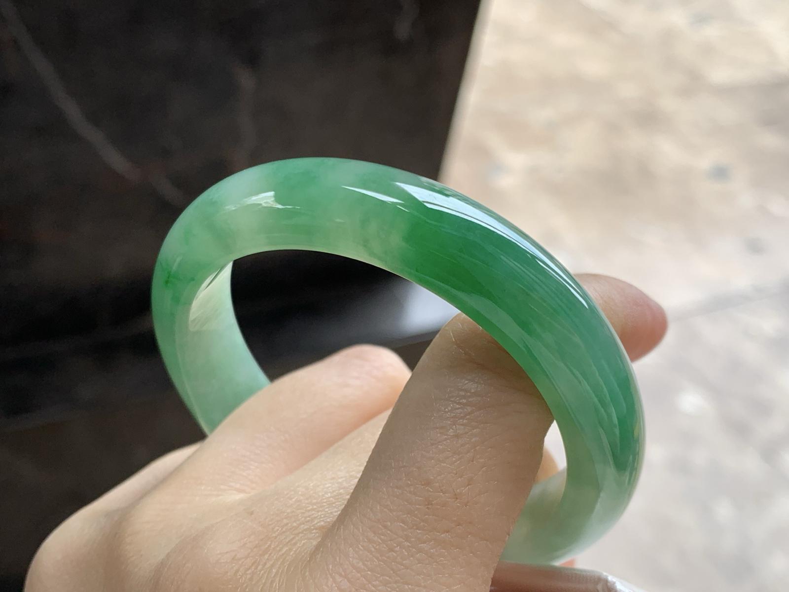 53.5-12.4-7.8

带色手镯^_^底子细腻 绿色浓郁漂亮