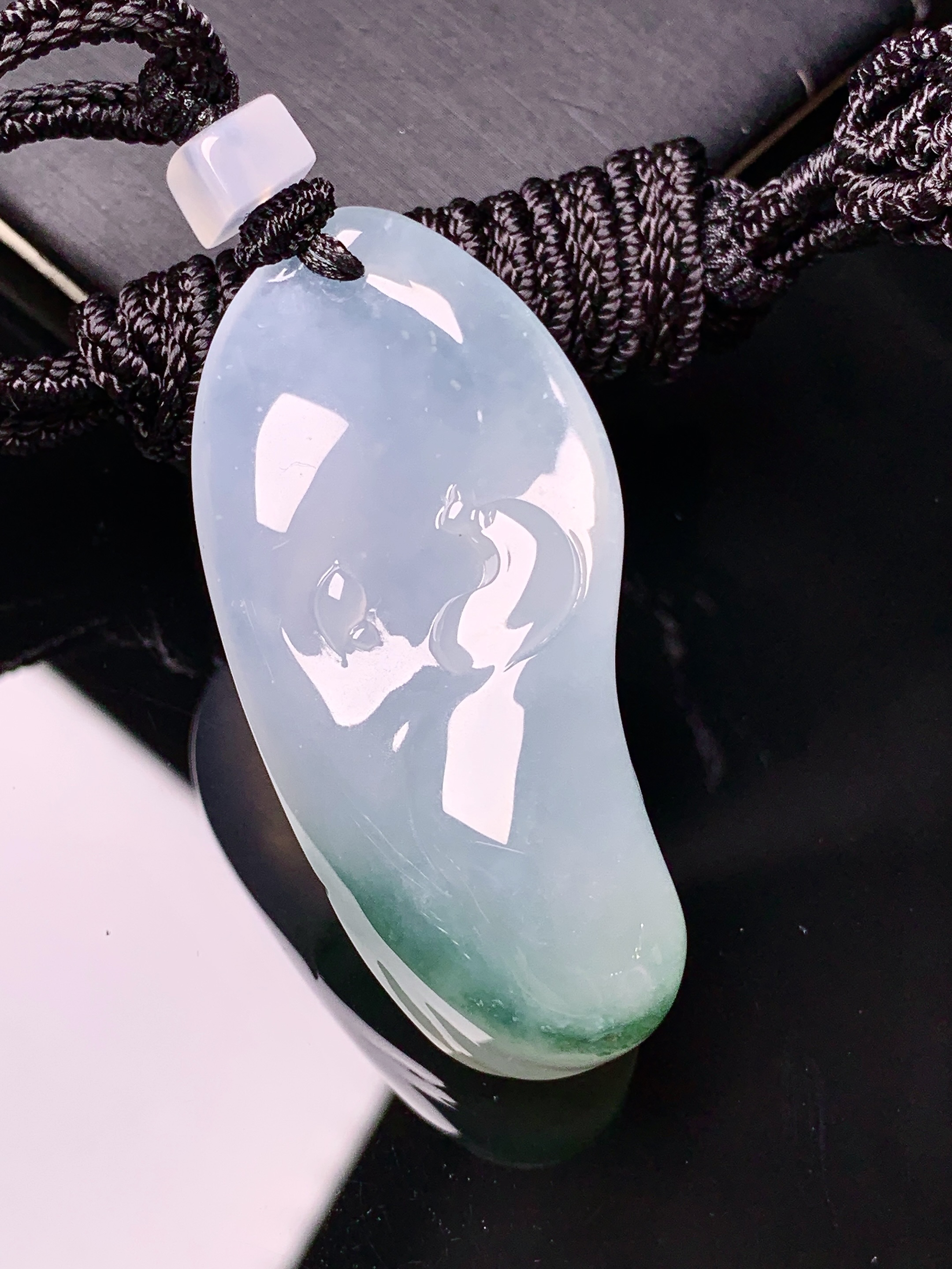 飘绿悟道牌吊坠 玉质细腻 色泽艳丽清新 水润亮眼 整体尺寸48.6*23*13.5L1