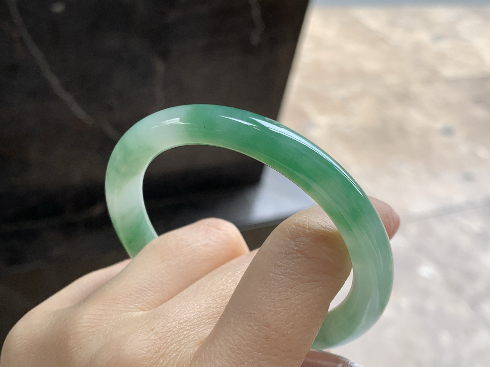 53-8.2

带色圆条手镯^_^底子细腻 绿色浓郁