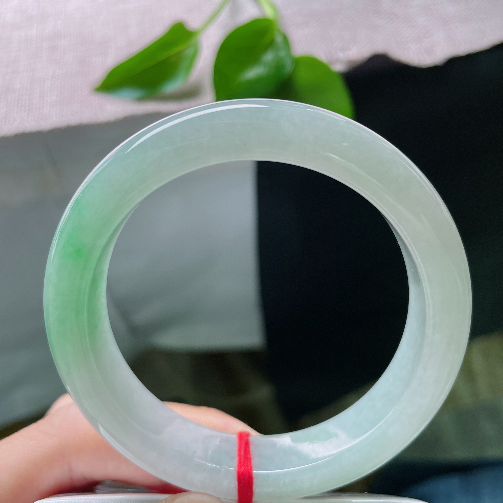 57.1/13.2/9.1飘绿正圈，清雅高级，种老水足厚装大气，端庄优雅。