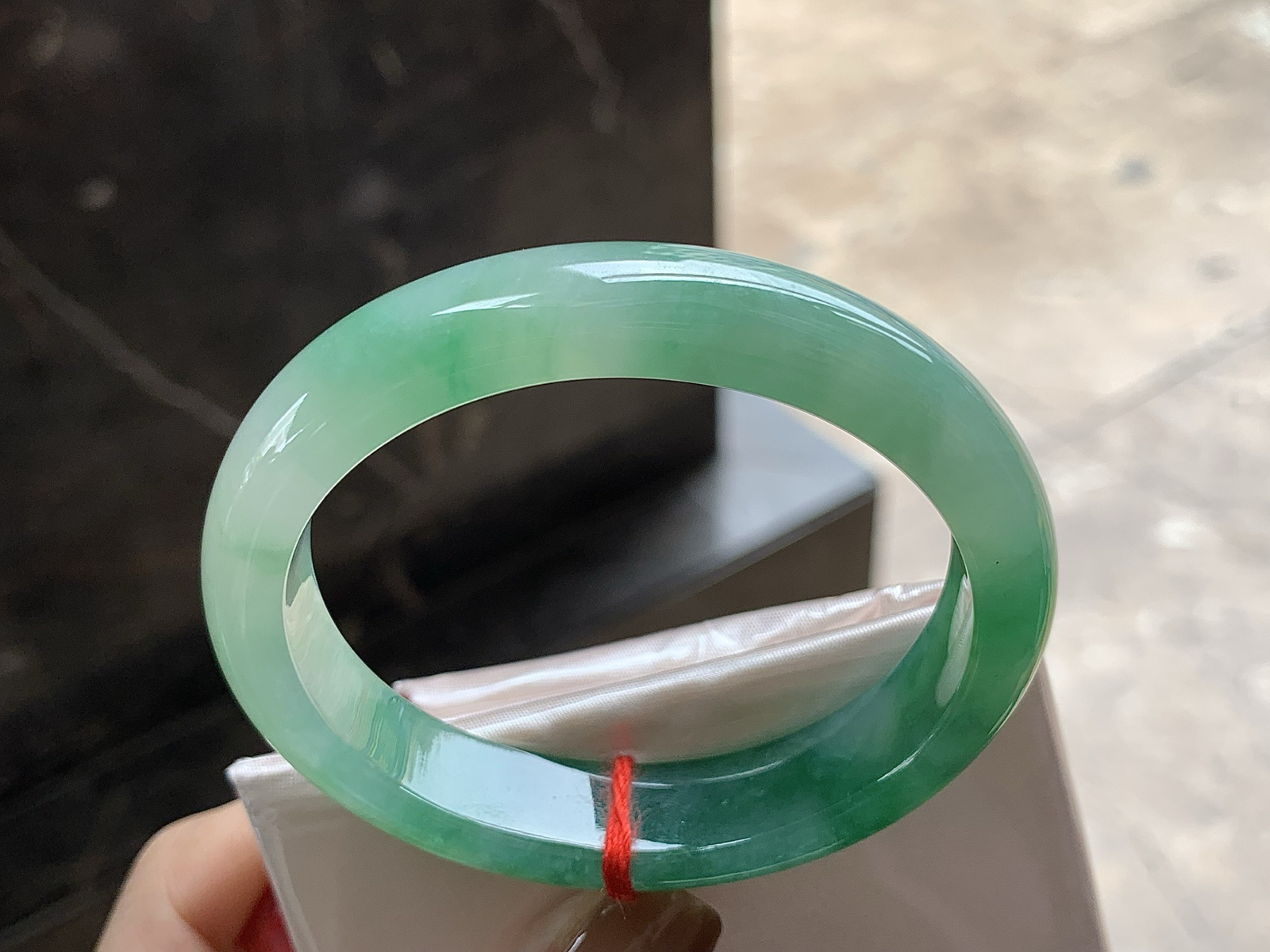 55-12.5-7.7

带色贵妃镯^_^正圈53可以带  颜色鲜艳浓郁 细腻的底子 种水好