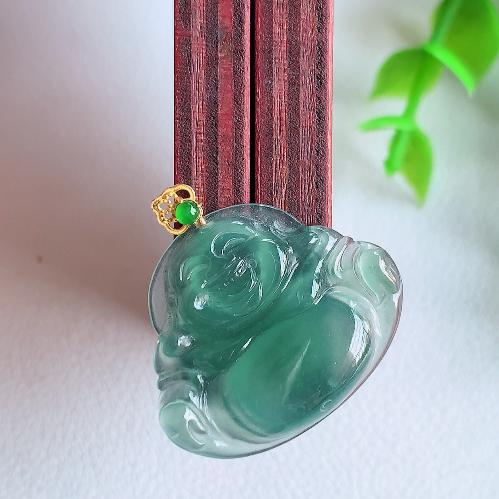 18k金扣蓝冰佛公挂件 玉质细腻  精雕弥勒佛，笑佛福耳垂肩，面相喜庆，开怀大笑，憨态可掬。惟妙惟肖