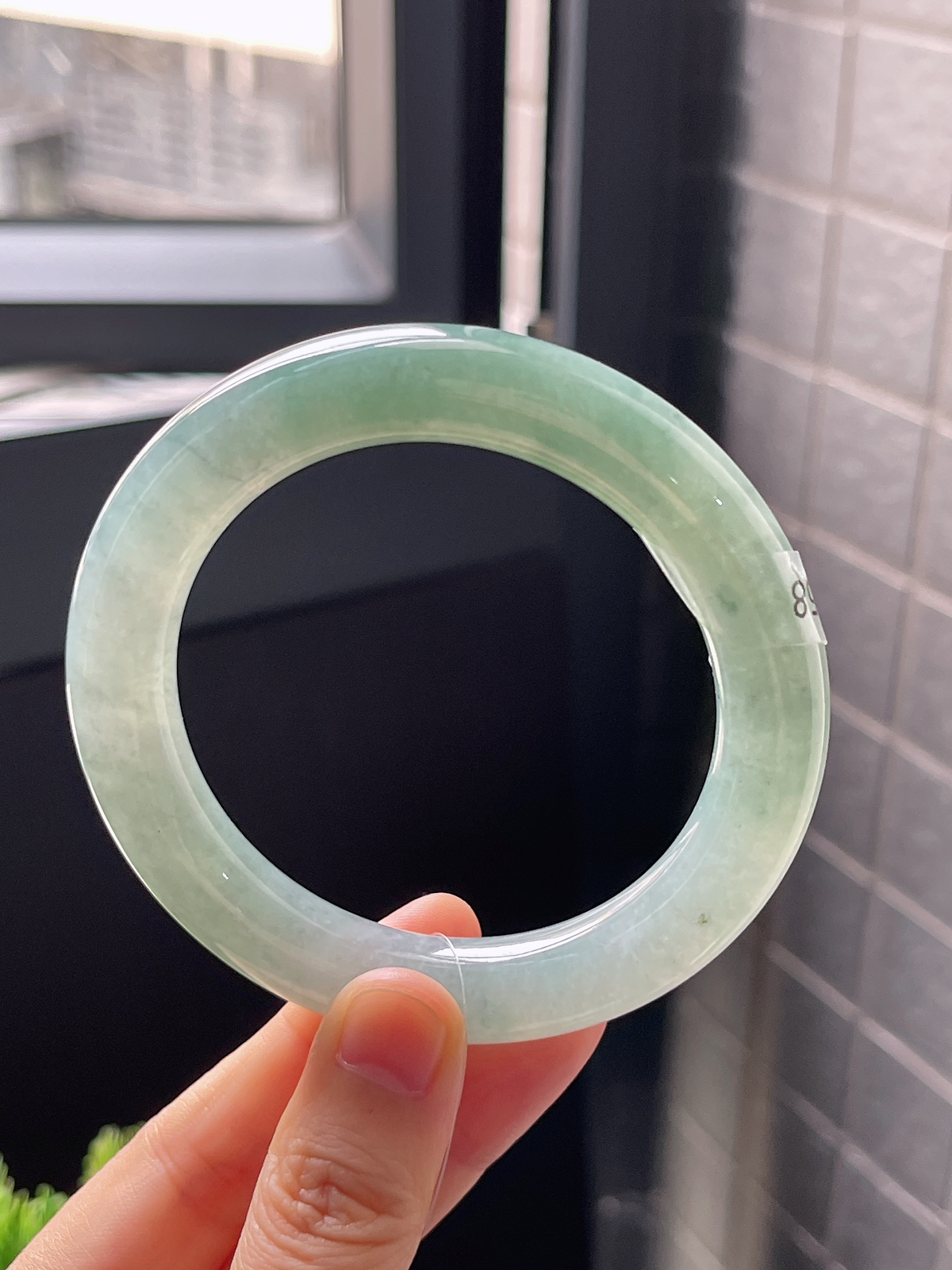 圆镯56.8圈口，翡翠冰糯种淡绿色手镯