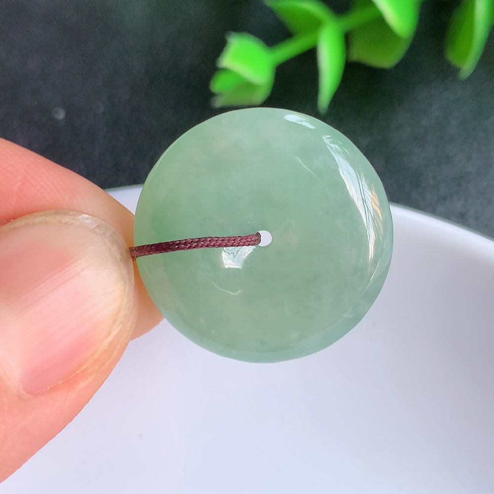 冰润平安扣吊坠，厚装饱满，冰润剔透，细腻水足，种质润泽，飘花灵动，佩戴优雅大气，W357.31   尺寸：22.5-5.6mm