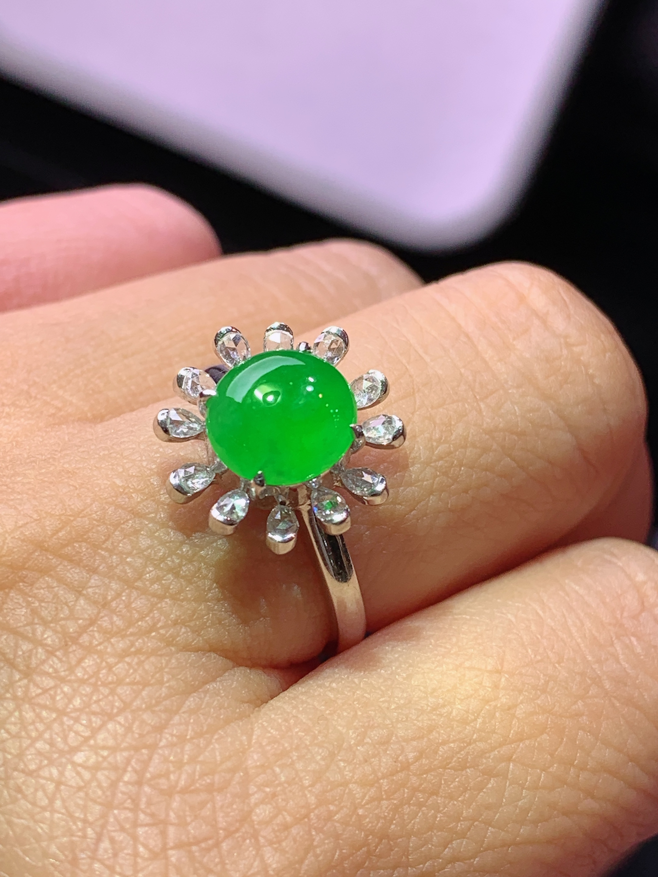 18k金钻镶嵌满绿蛋面戒指 玉质细腻 色泽艳丽清新 水润亮眼 圈口14.5 整体尺寸14.2*14*8.8j3