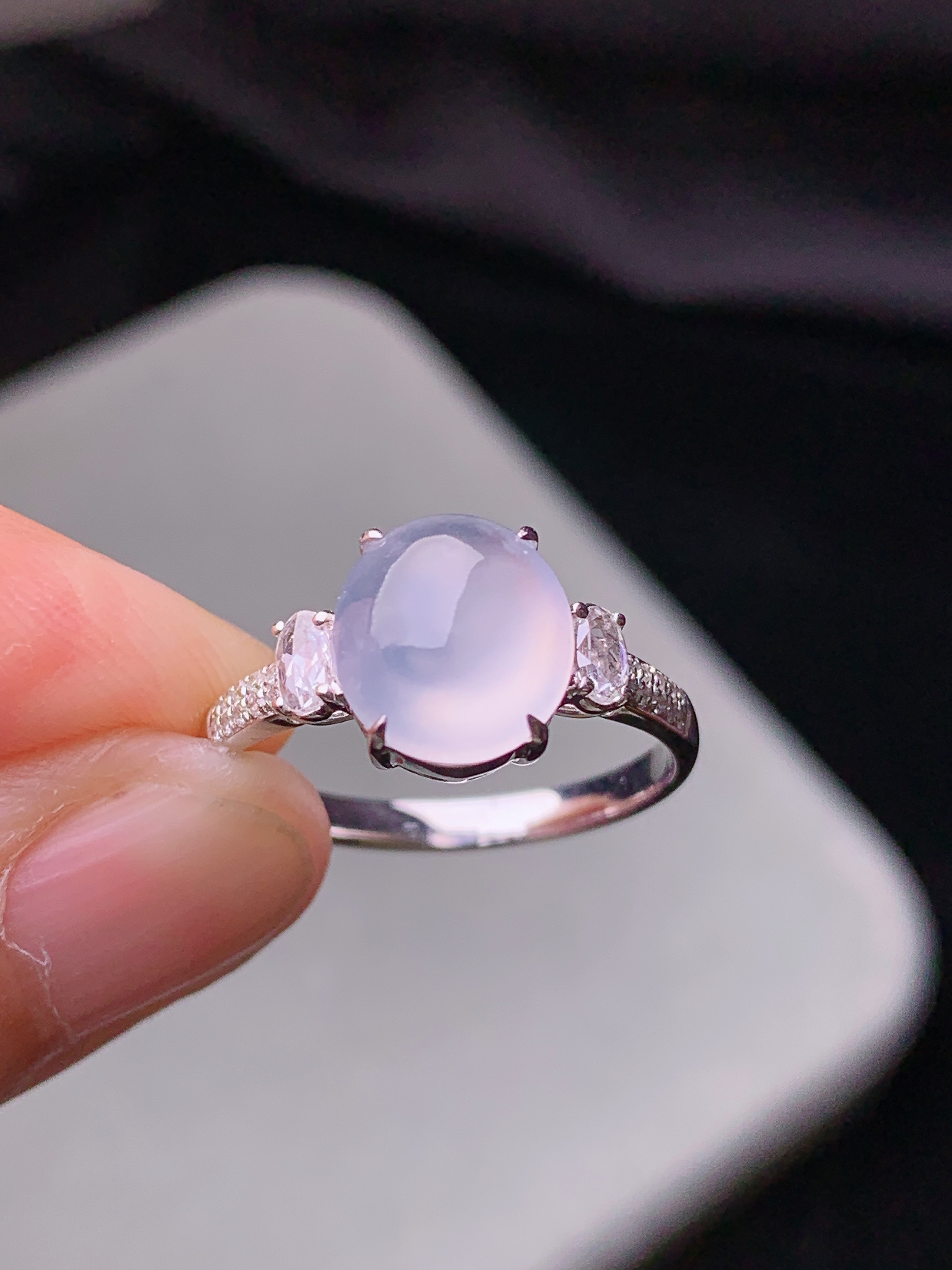 18k金钻镶嵌冰种蛋面戒指 玉质细腻 色泽艳丽清新 水润亮眼 圈口14 整体尺寸9*8*4.2g2