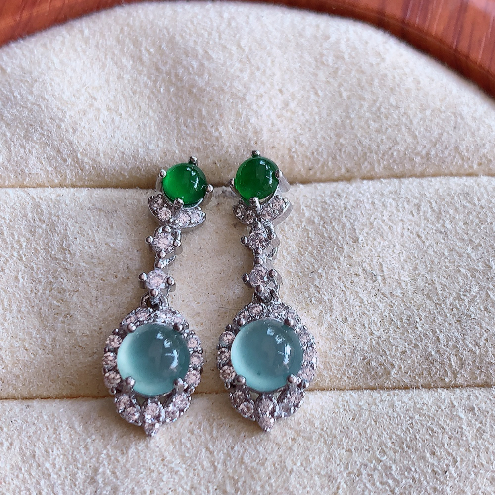 冰晴水翡翠925银镶嵌耳钉，自然光实拍，翠色灵动，颜色漂亮，种老水足，品相佳，佩戴佳品！W502.3