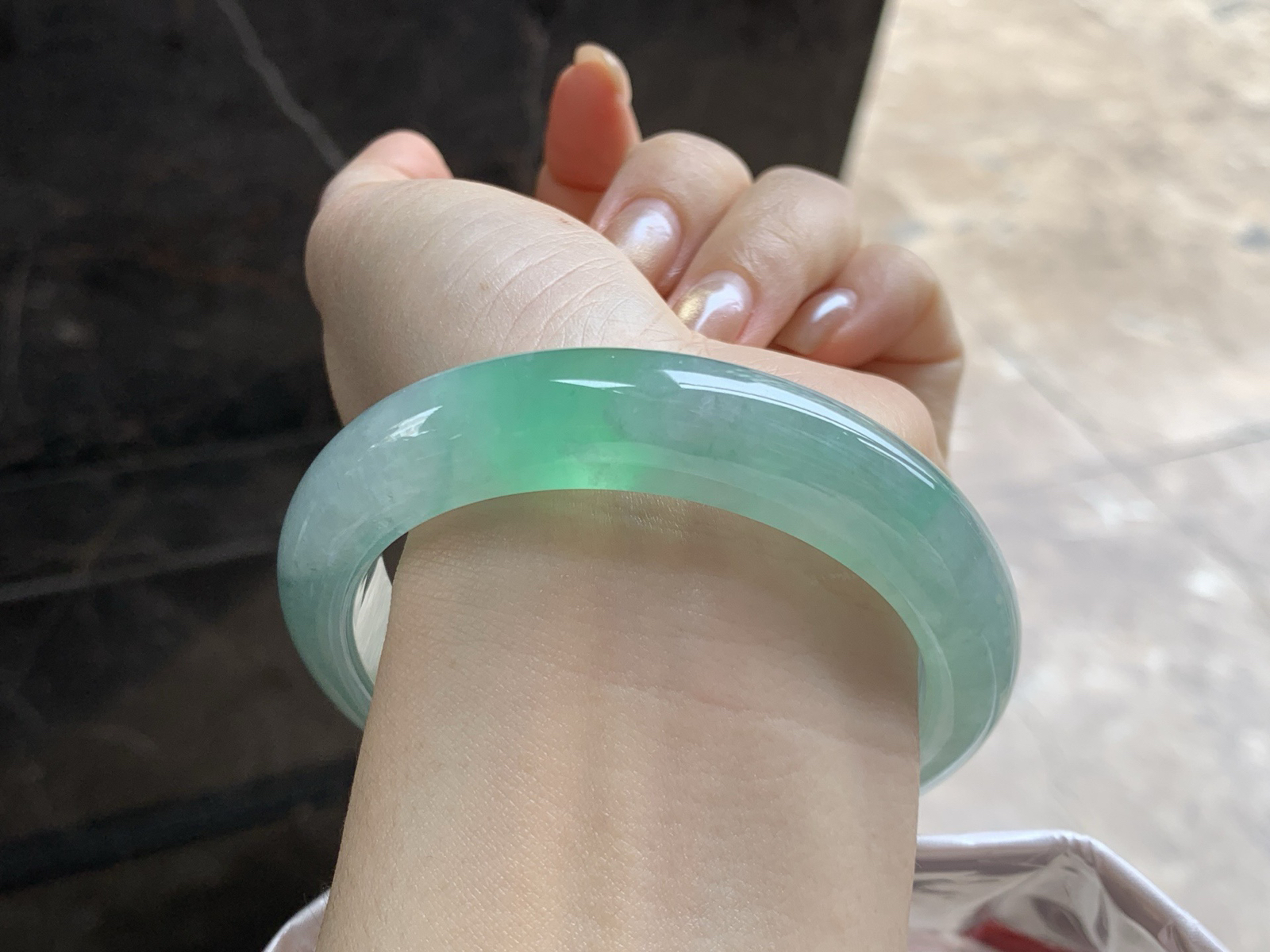 59-13.1-9.1

冰带色手镯^_^有种有色～大圈口 上手漂亮