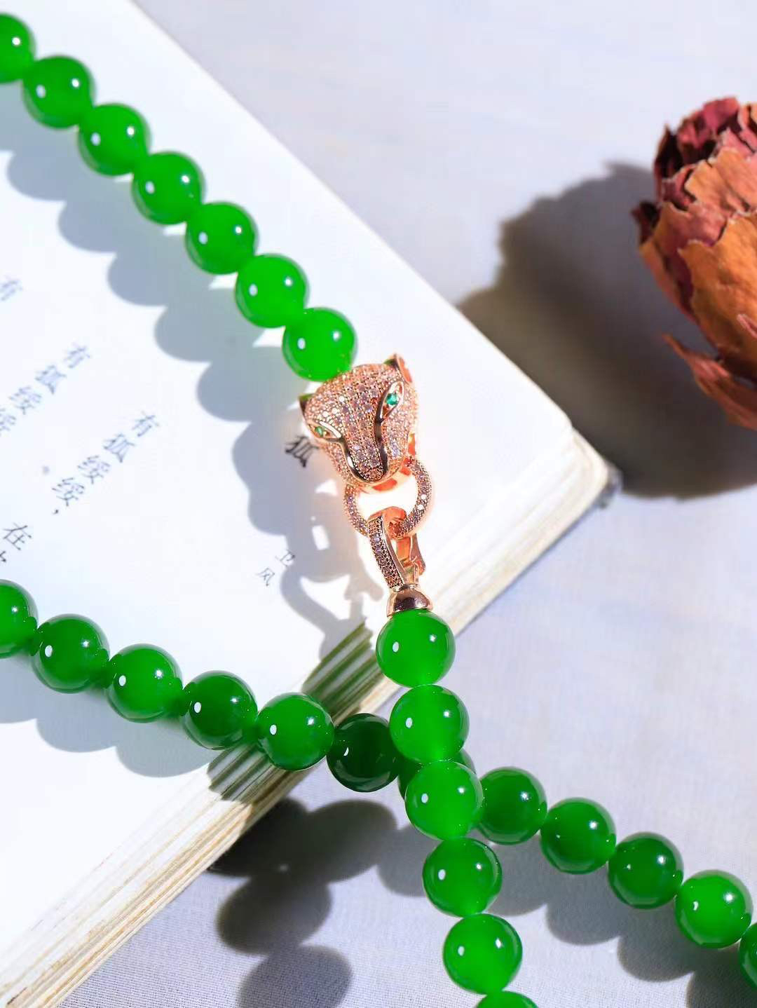 【珠圆玉润.项链】

精品和田玉碧玉珠圆玉润项链。这串碧玉项链垂落颈间，如把一汪春山绿意轻挽在身。玉色温润，每一颗圆珠都裹着圆满如意的期许，仿金扣轻缀，不事张扬却自有风骨。日常佩戴，是与草木同息的诗意，也是藏在细节里的安然与欢喜。重68.3克  尺寸取一9.5mm  21343066T