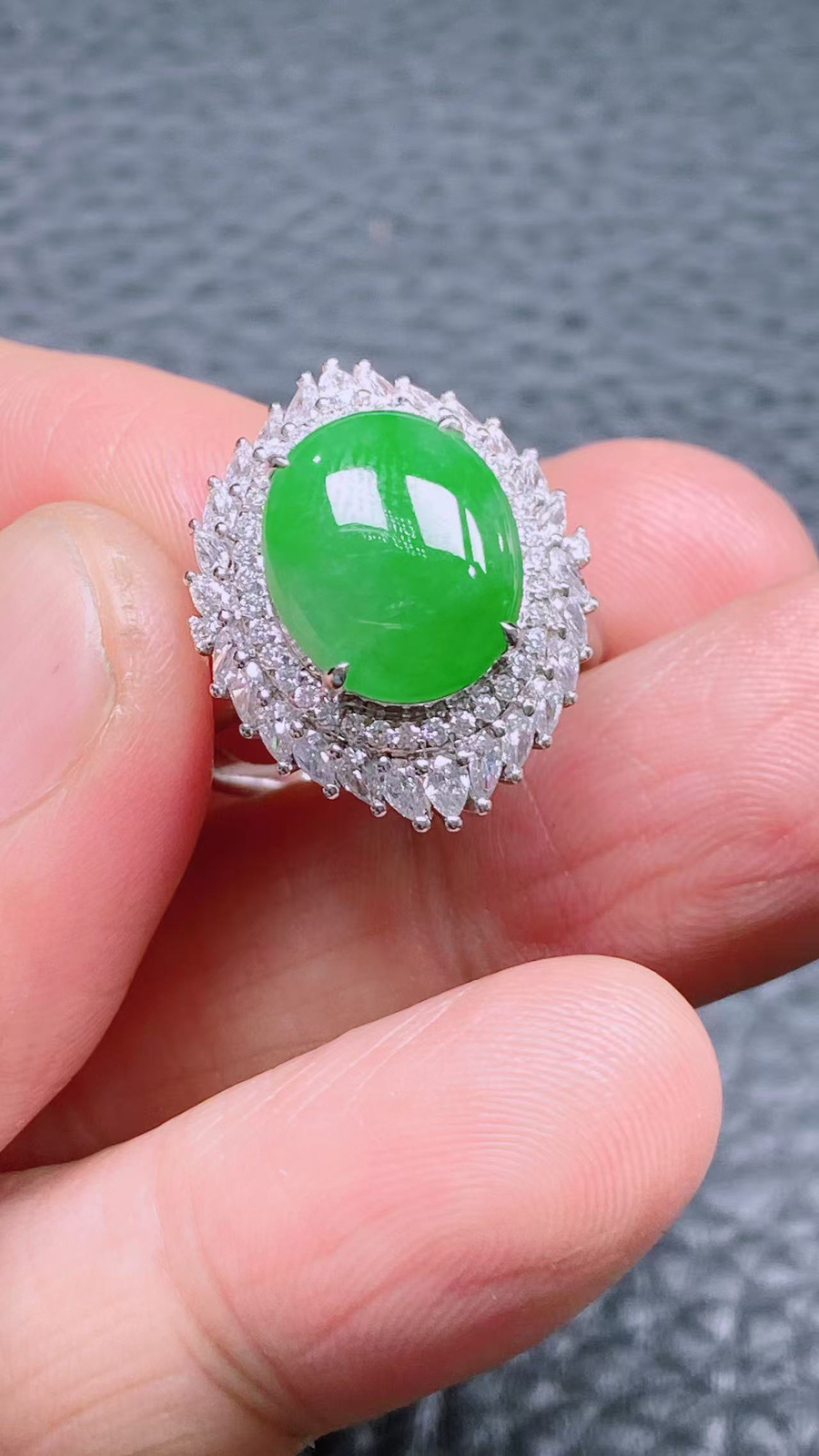 18k金镶嵌内径17mm豪华戒指！尺寸:镶嵌后: 镶21-16-10 裸石:12.4-10