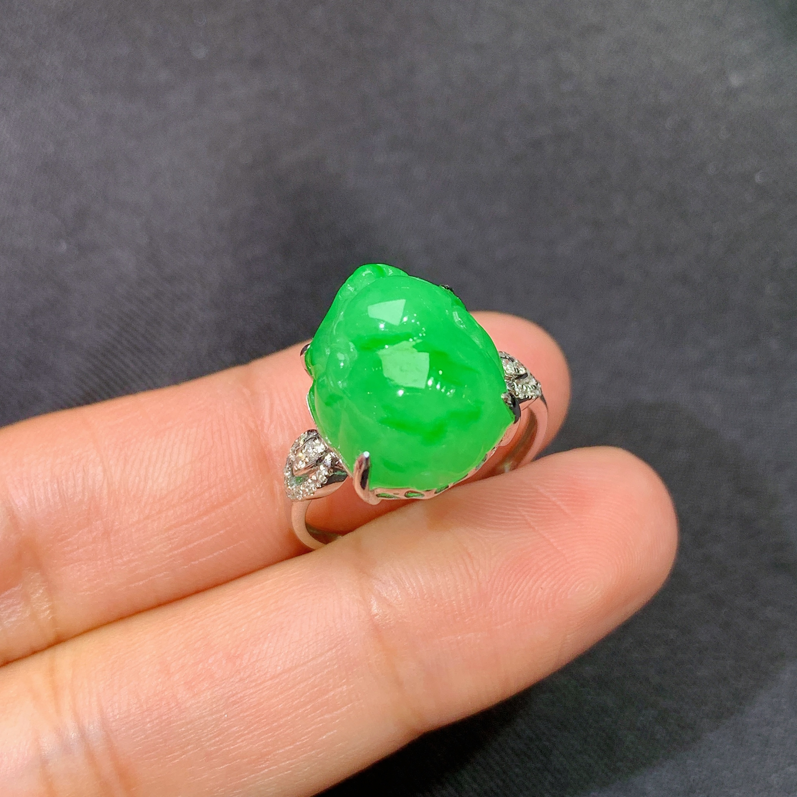 阳绿貔貅戒指，18k金镶嵌，简约时尚，冰润色阳，种水足，Ax 圈口14 尺寸13.1*11.6*9