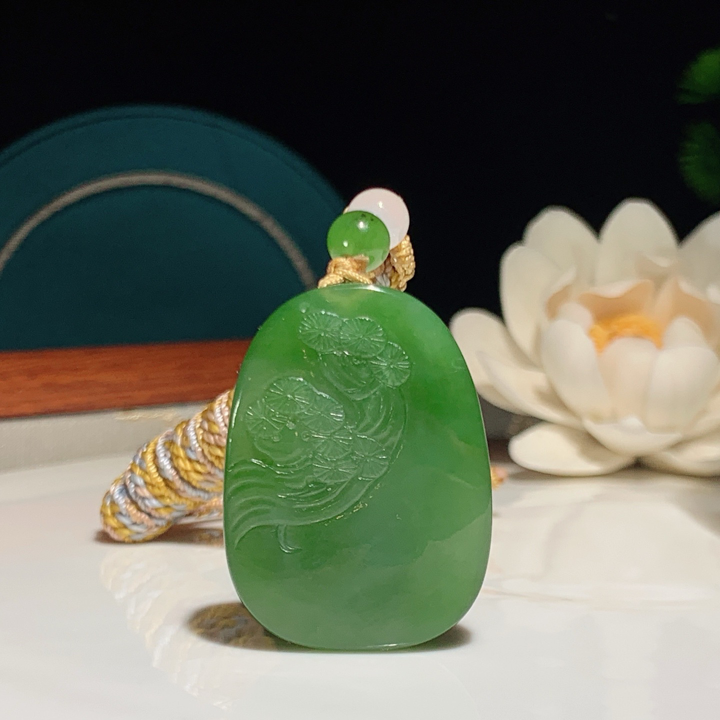 和田玉阳绿俄罗斯碧玉虎虎生威下山虎挂件。尺寸35/26/8重17克。玉质细腻油润。手推出油。佩戴高端典雅。lt251220