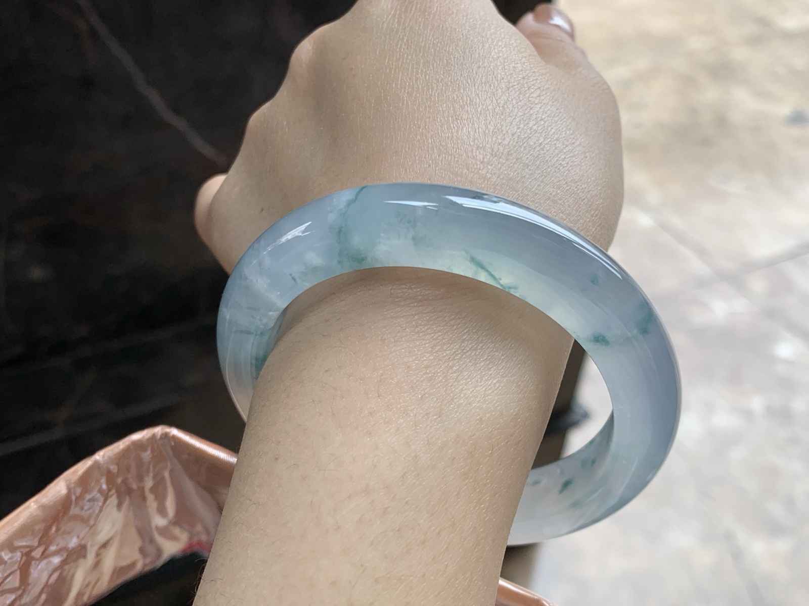 56-11.7-9.6

冰种飘花手镯^_^冰味十足～飘花点缀