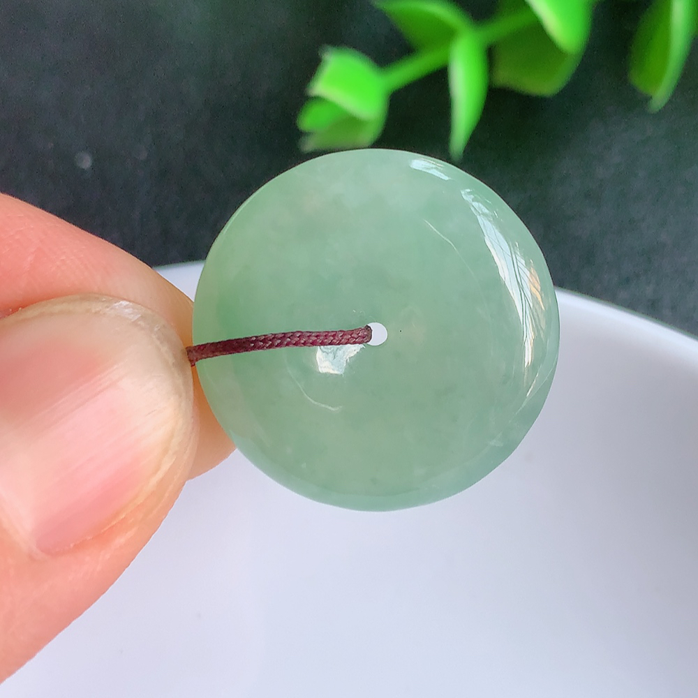 冰润平安扣吊坠，厚装饱满，冰润剔透，细腻水足，种质润泽，飘花灵动，佩戴优雅大气，W357.31   尺寸：22.5-5.6mm