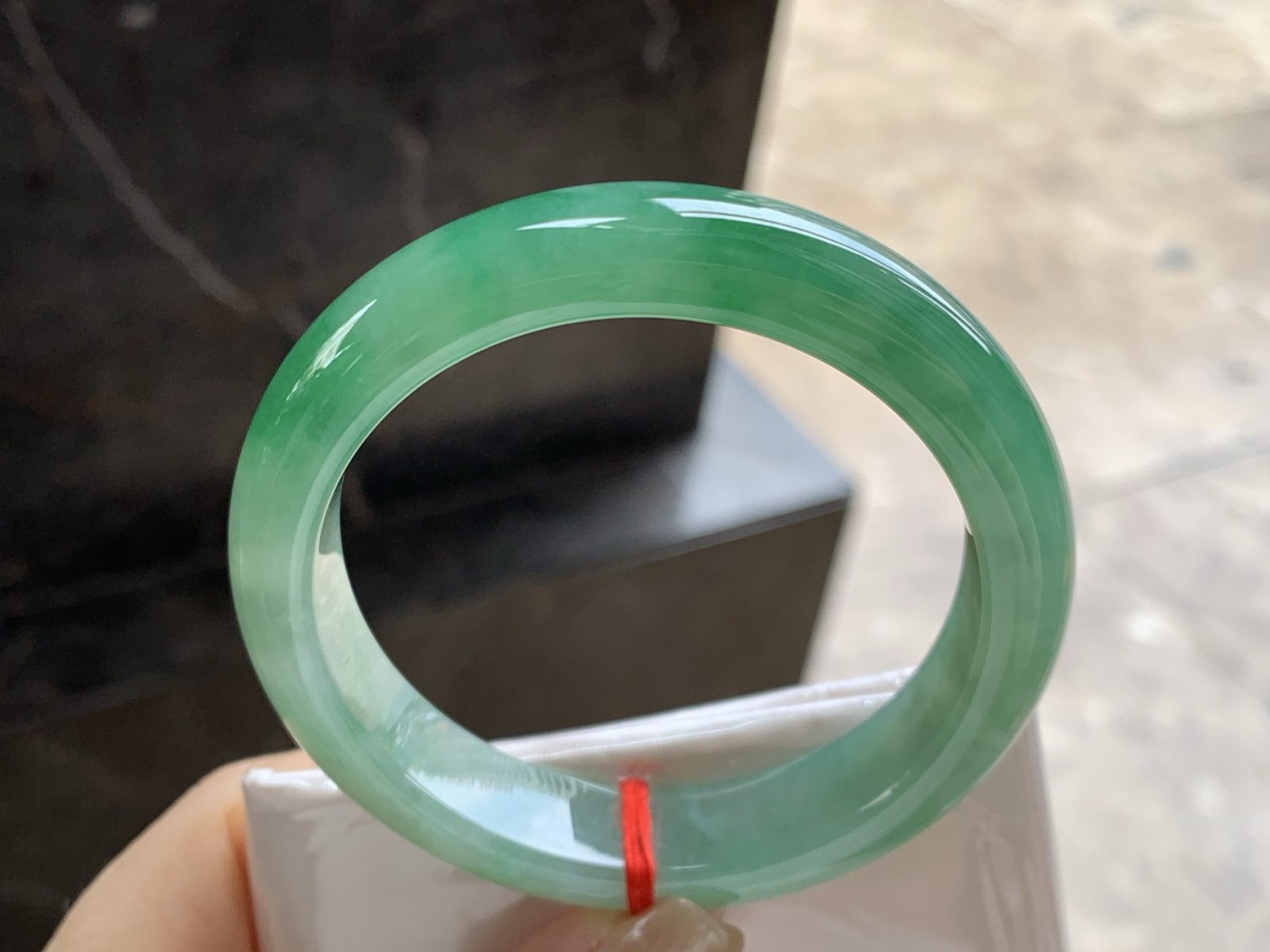 55.5-12.6-8.5

带色手镯^_^底子细腻 绿色浓郁