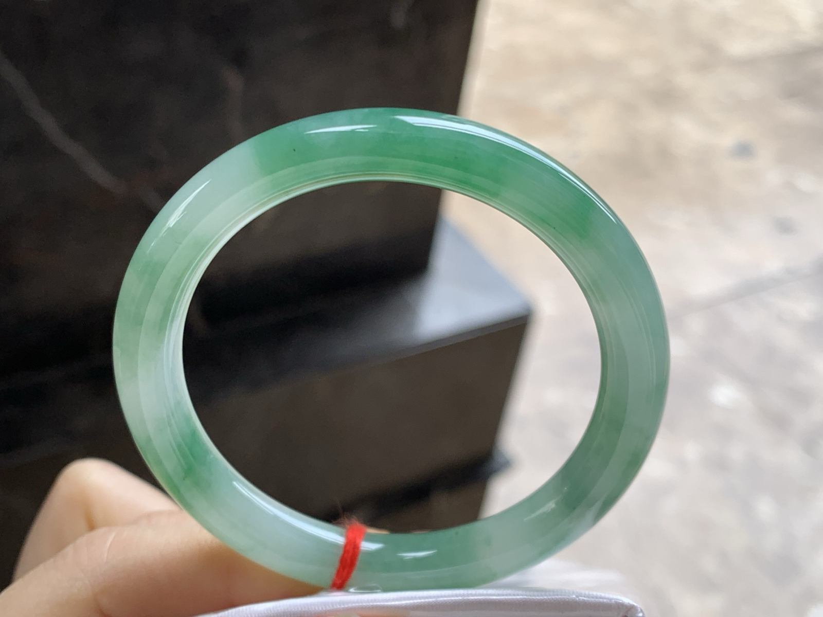 53-8.2

带色圆条手镯^_^底子细腻 绿色浓郁