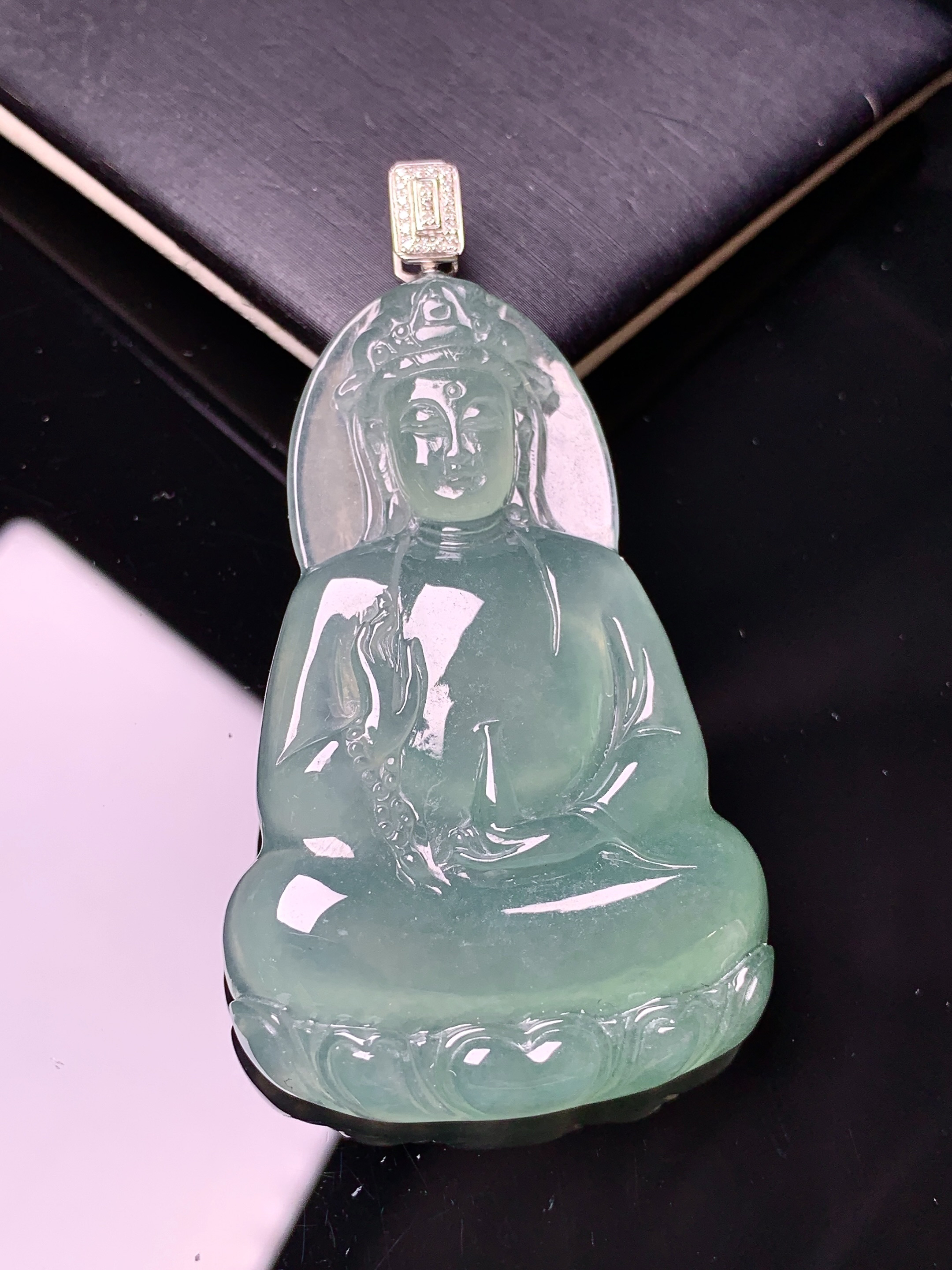 18k金钻镶嵌冰种观音菩萨吊坠 玉质细腻 色泽艳丽清新 水润亮眼 整体尺寸58.5*31.8*6.2L1