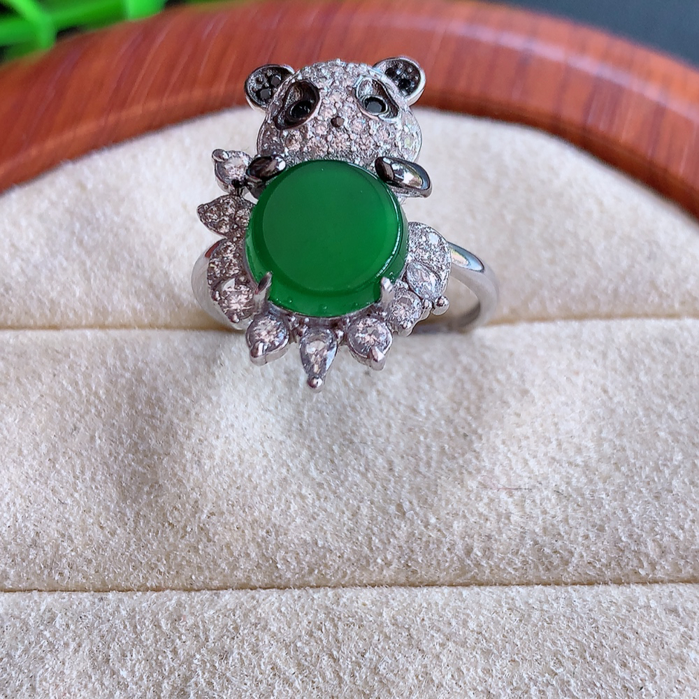 冰润满绿精美翡翠熊猫戒指  玉质细腻  冰清玉润  飘花灵动  颜色漂亮  W502.31  内径尺寸：17-21.5-5.6mm  裸石尺寸：9.2mm