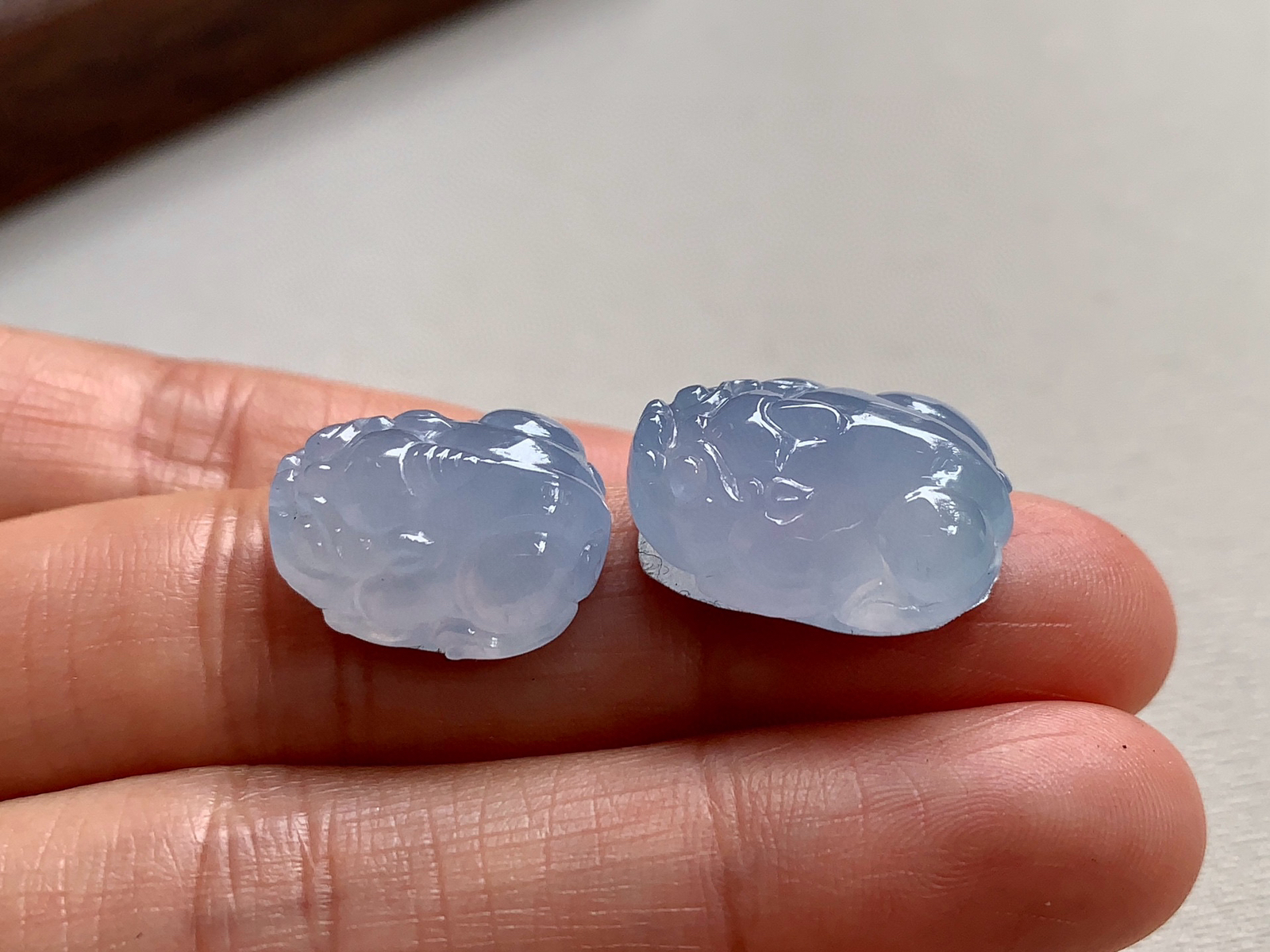 冰紫貔貅一对，形体圆润，线条流畅。
尺寸19.4×14.8×8.4/16.3×13.1×8