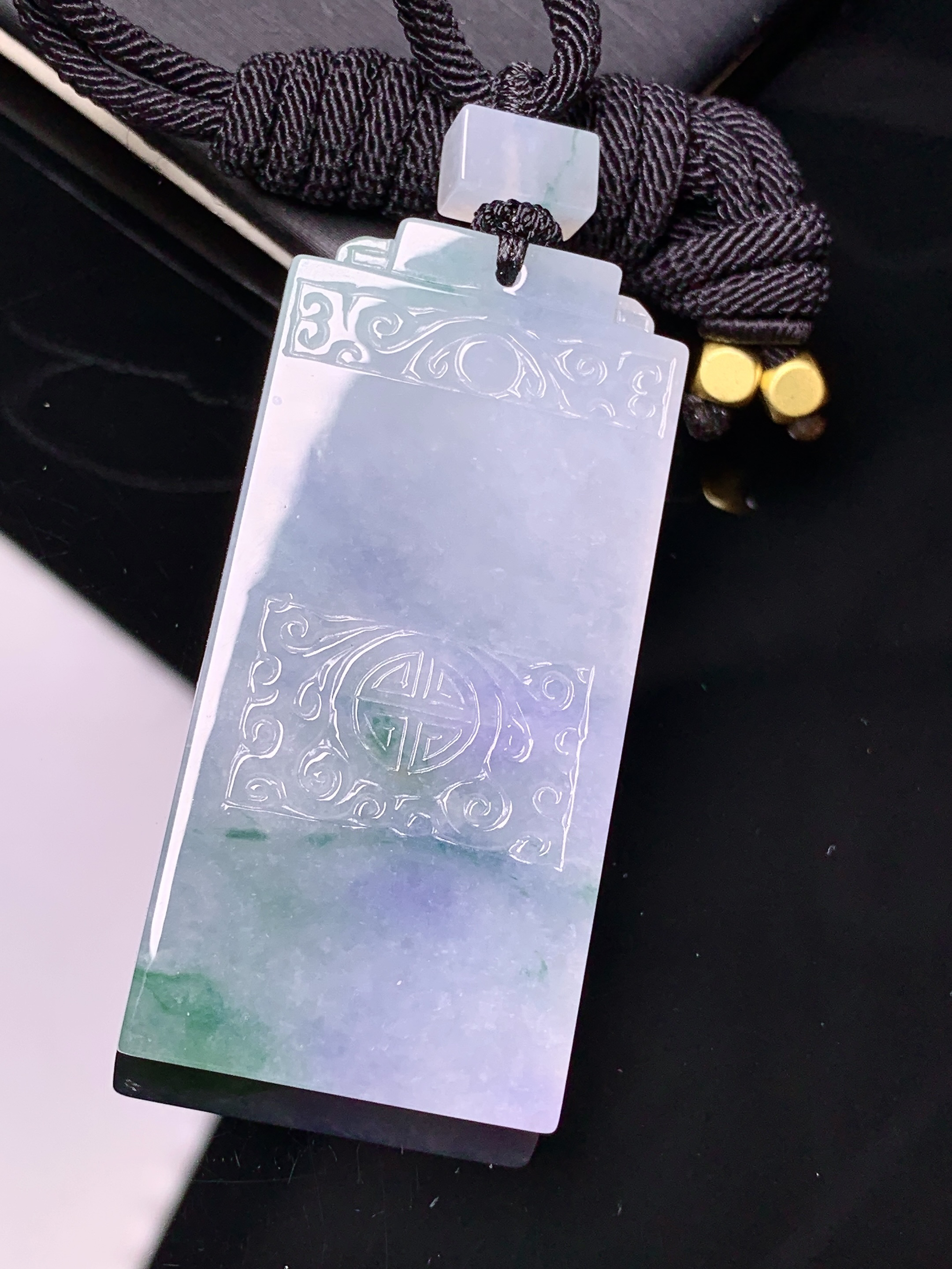 紫罗兰飘花无事牌吊坠 玉质细腻 色泽艳丽清新 水润亮眼 整体尺寸52.2*25*5L1