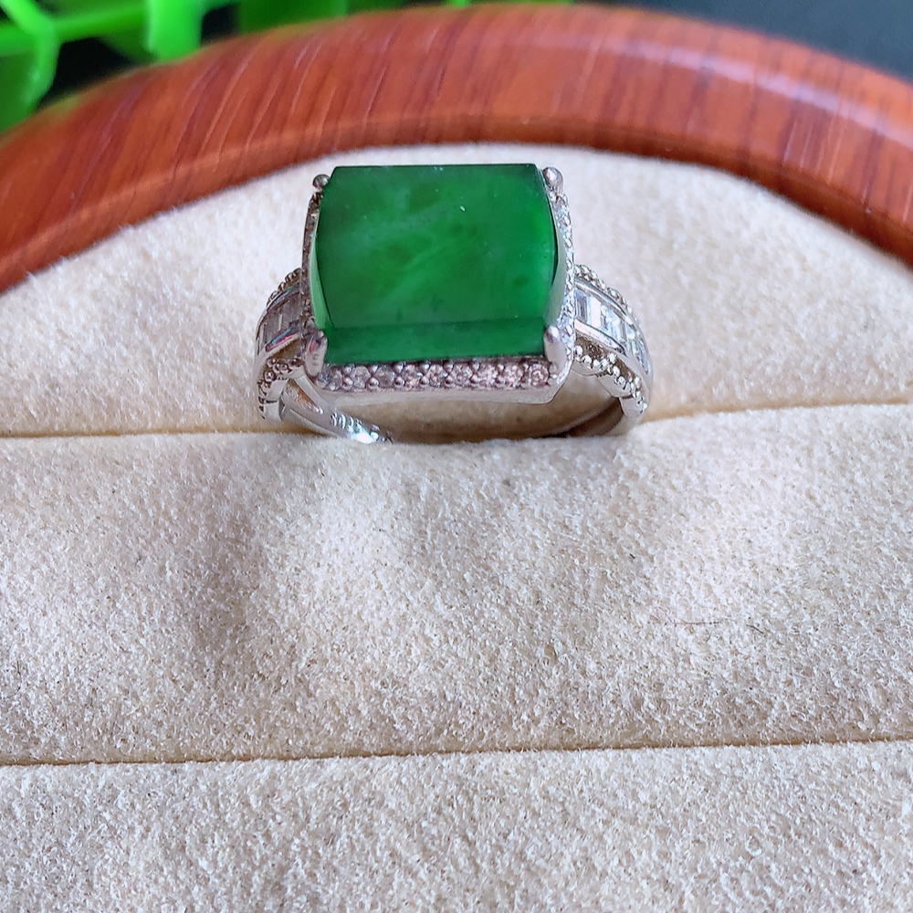 冰满绿精美方形翡翠戒指  玉质细腻  冰清玉润  飘花灵动  颜色漂亮  W502.31  内径尺寸：17-11.5-5mm  裸石尺寸：11.6-9mm