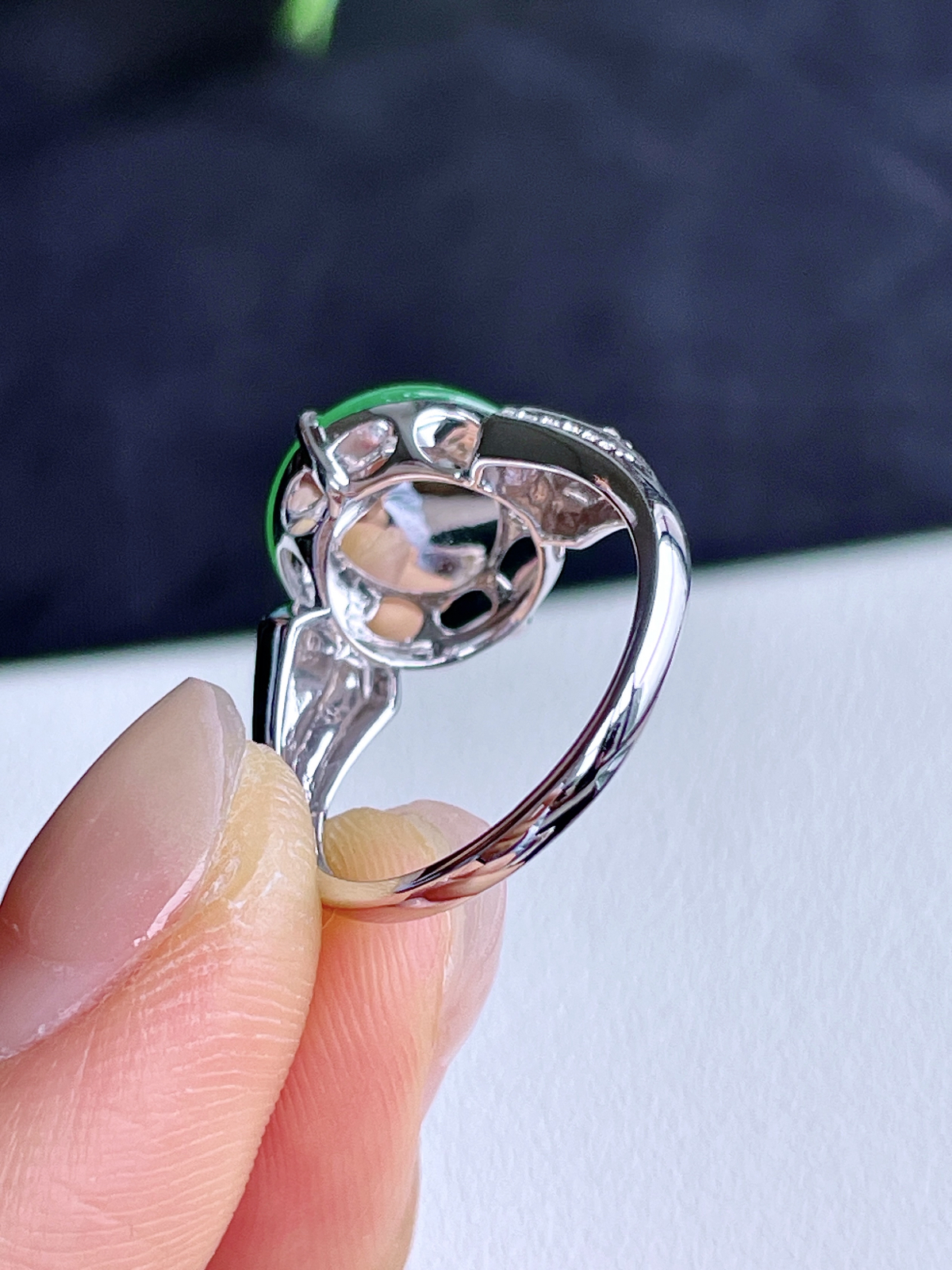 冰阳绿蛋面戒指 
【整体】12.9-12.4-7.5
【圈口】14号