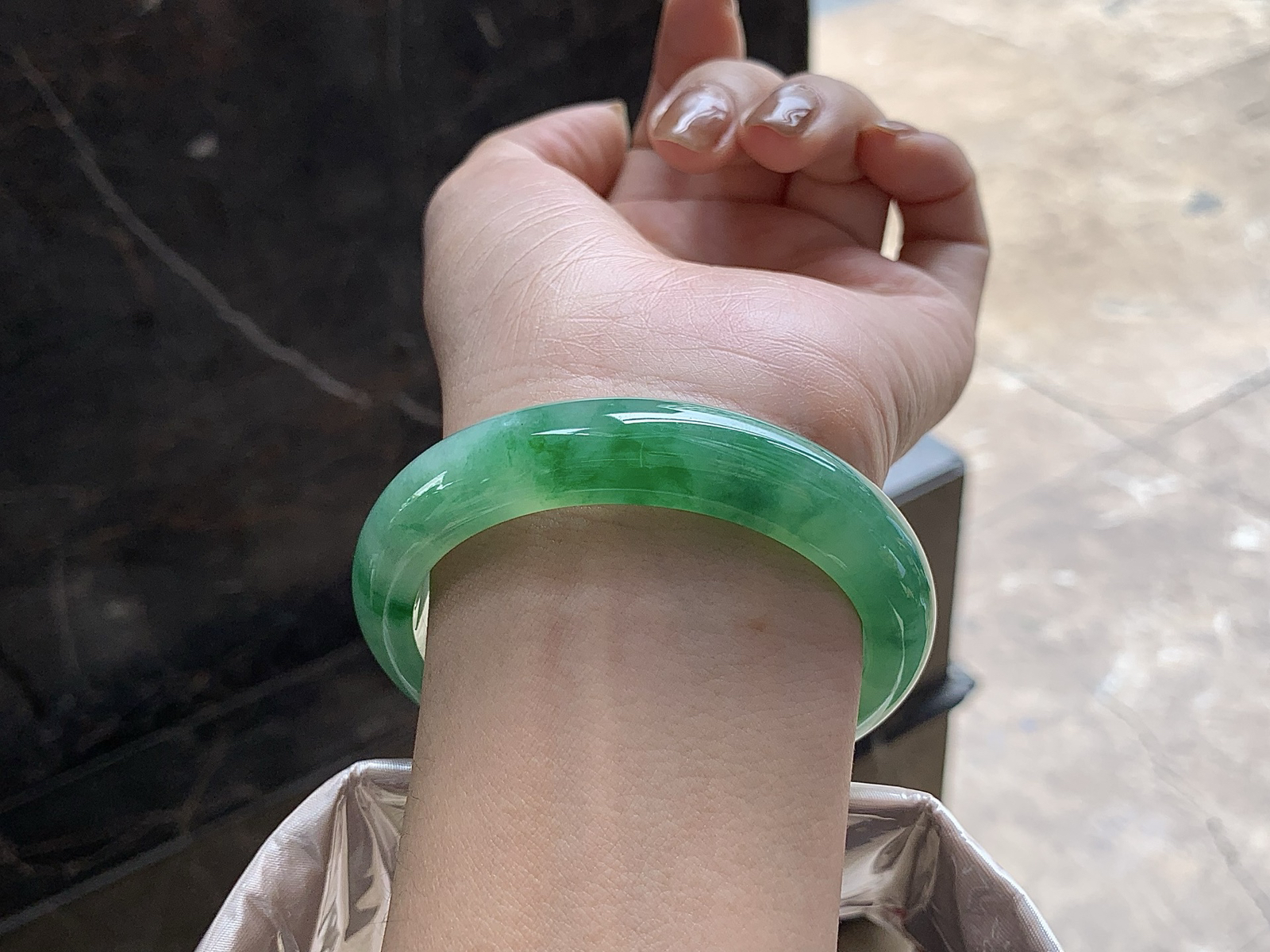 56.5-12.7-8.7
                              
带色手镯^_^ 颜色鲜艳 细腻