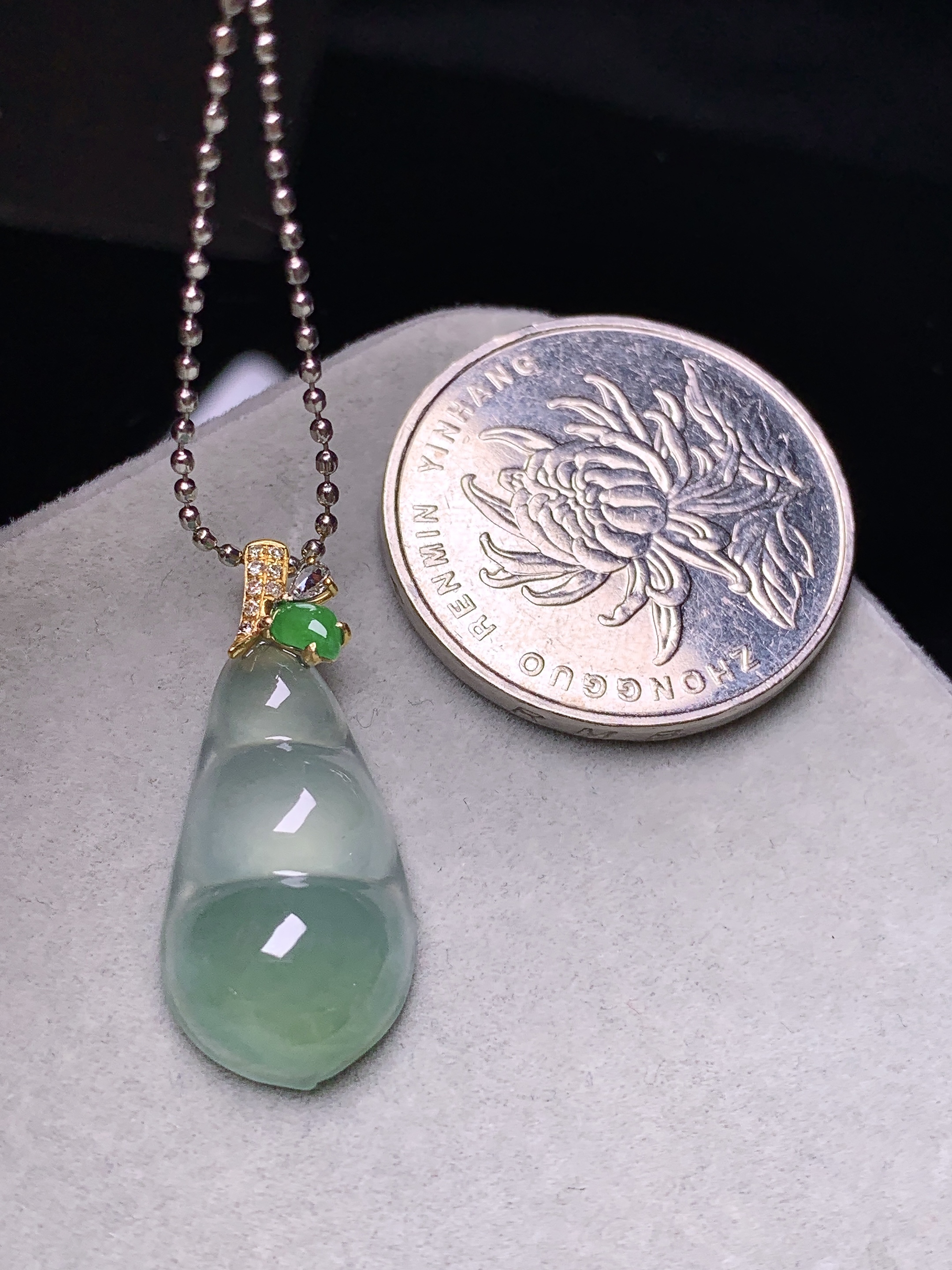 18k金钻镶嵌冰种四季豆吊坠 玉质细腻 色泽艳丽清新 水润亮眼 整体尺寸27.2*11.8*5.5j2