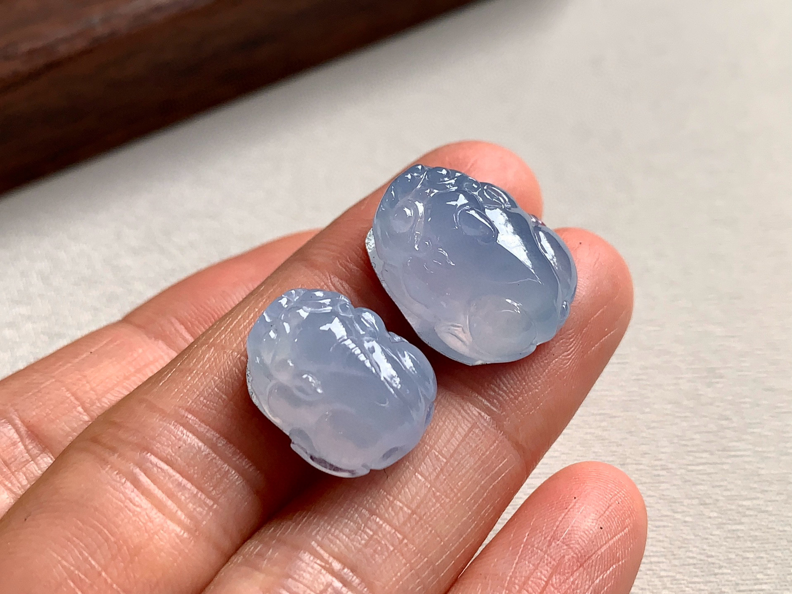 冰紫貔貅一对，形体圆润，线条流畅。
尺寸19.4×14.8×8.4/16.3×13.1×8