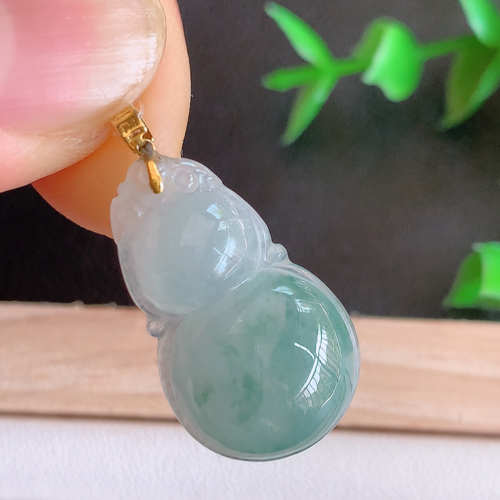 18k金扣冰润飘花葫芦翡翠吊坠  寓意“福禄双全，加官进爵，财源滚滚” 莹润通透，抱满大气  清新脱俗    W49.31 尺寸：26-15.3-5.5mm