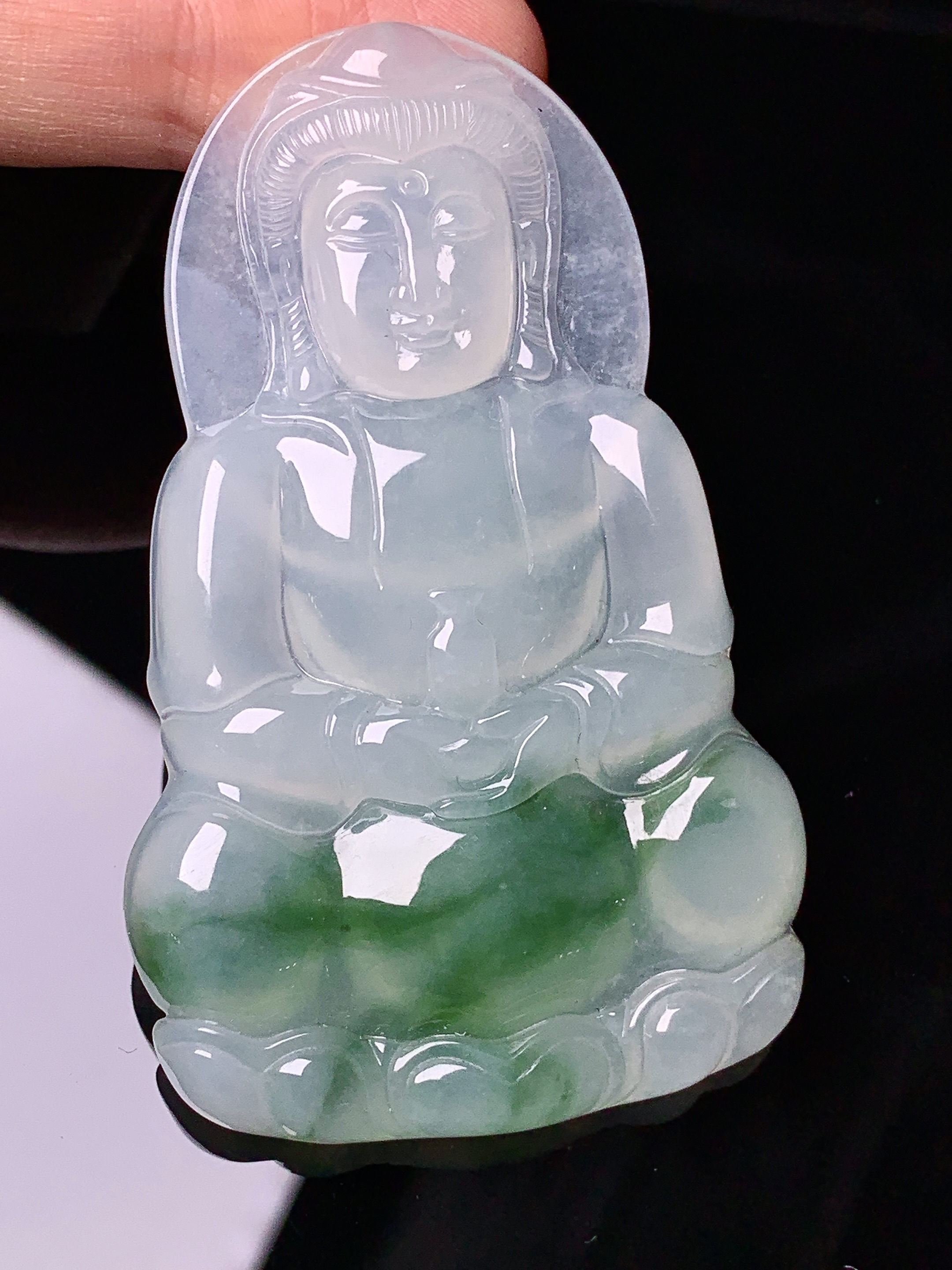 飘绿观音菩萨吊坠 玉质细腻 色泽艳丽清新 水润亮眼 整体尺寸65.4*40.6*6x1