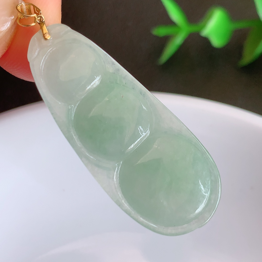 18k金扣冰润飘花福豆翡翠挂件，老种飘花  冰清玉洁  胶感十足  寓意“四季平安，福气满满”颜色鲜艳，清新自然，饱满通透   W49.31  尺寸：36.5-14.8-5.8mm