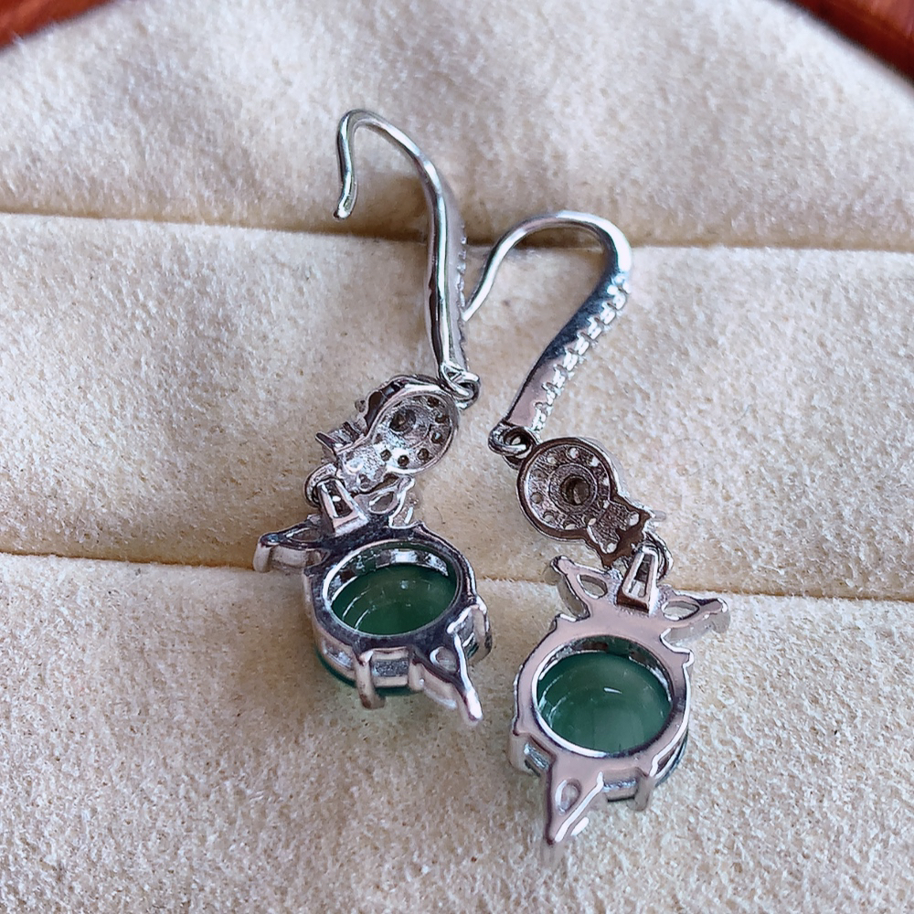 冰晴水翡翠925银镶嵌耳钉，自然光实拍，翠色灵动，颜色漂亮，种老水足，品相佳，佩戴佳品！W502.31  取一整体尺寸：23.5-8.4-4.8mm  裸石尺寸：7.5mm
