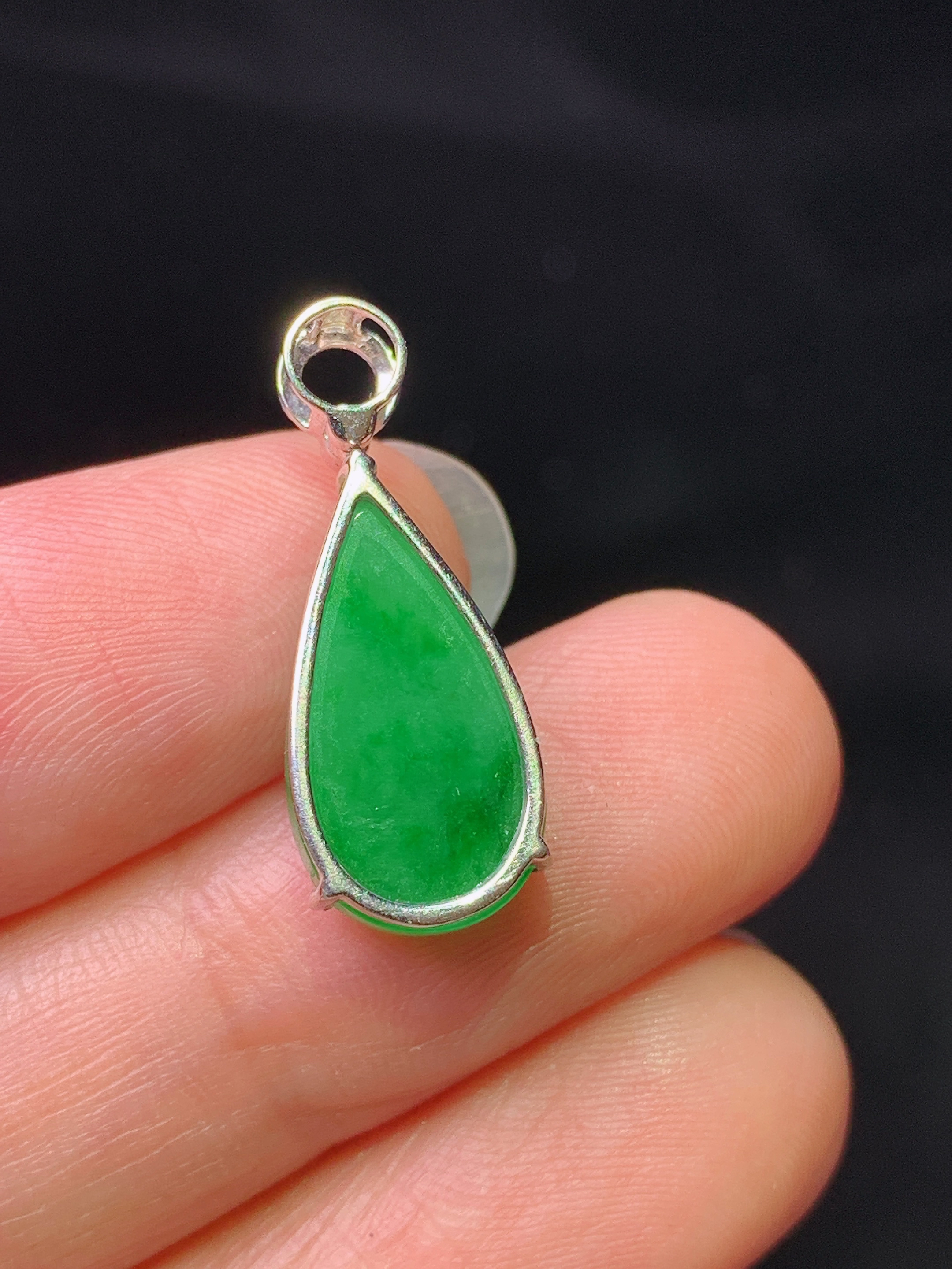 18k金钻镶嵌满绿水滴吊坠 玉质细腻 色泽艳丽清新 水润亮眼 整体尺寸21.8*8.5*4.8b1