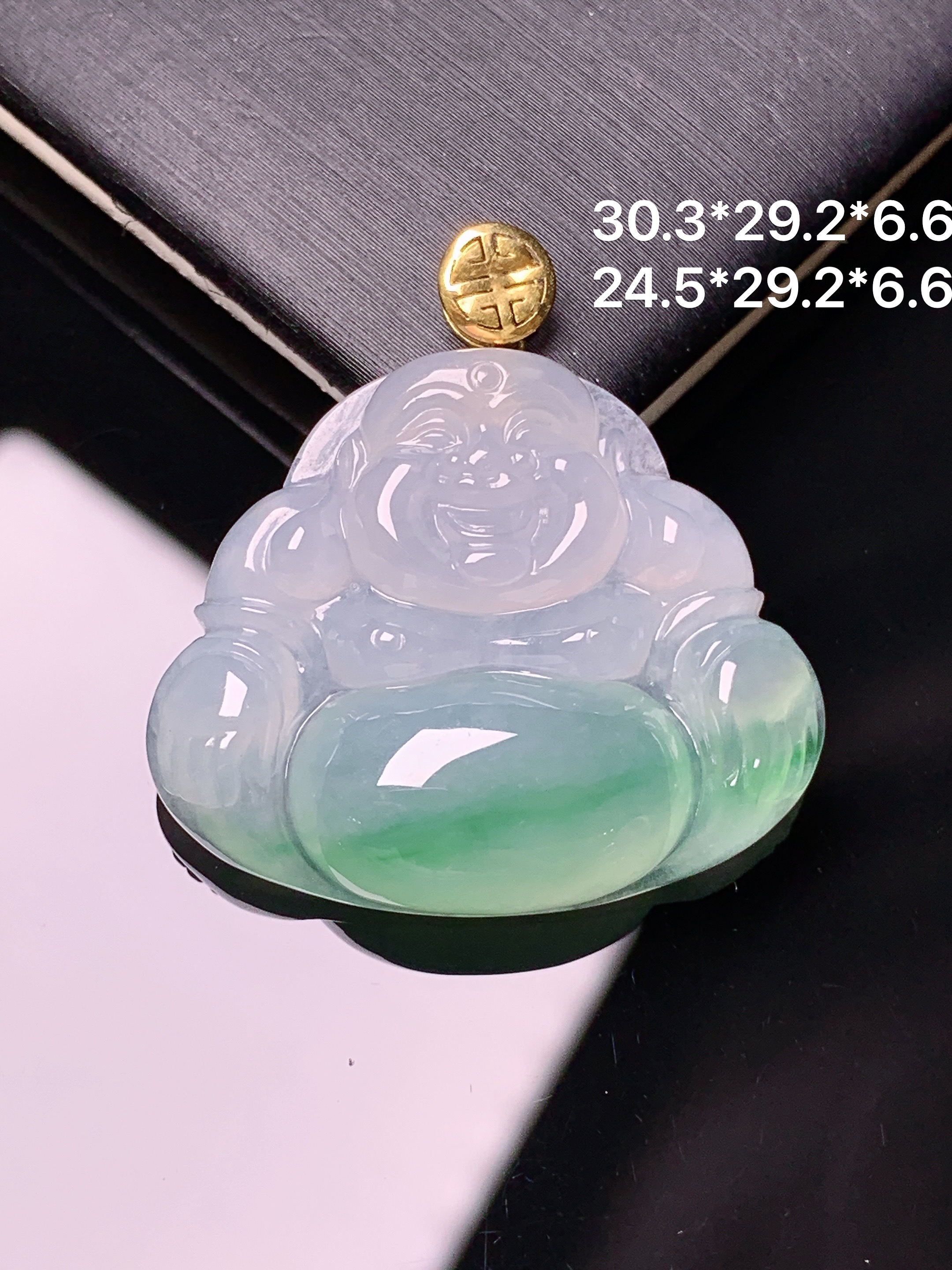 18k金镶嵌飘绿佛公吊坠 玉质细腻 色泽艳丽清新 水润亮眼 整体尺寸30.3*29.2*6.6m1