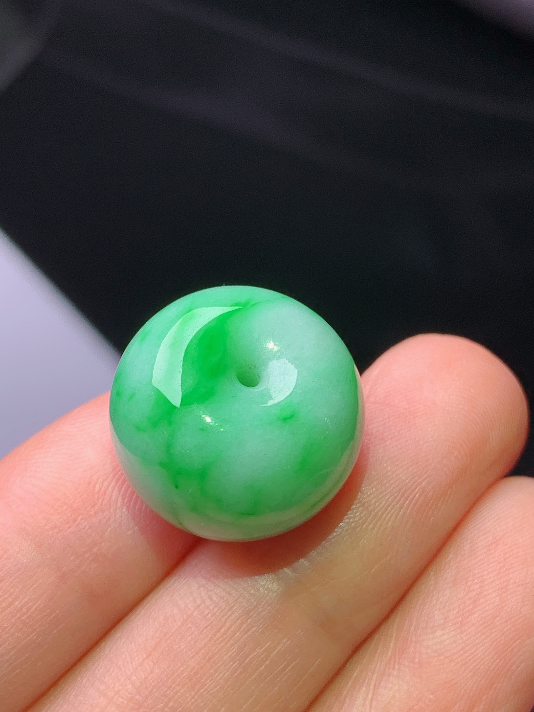 飘绿路路通吊坠 玉质细腻 色泽艳丽清新 水润亮眼 整体尺寸17.6*17.6*13a2